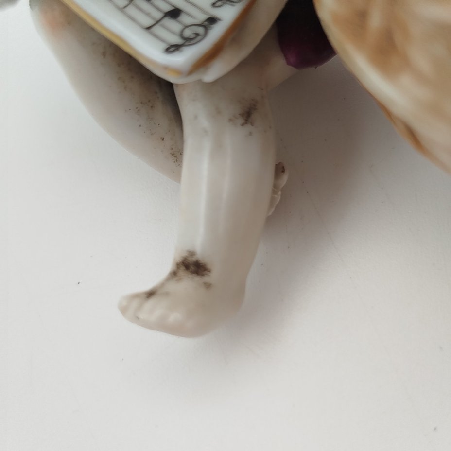 Вазочка (спичечница, солонка) в виде путти с нотами и корзинкой, Фарфоровая мануфактура Людвигсбург