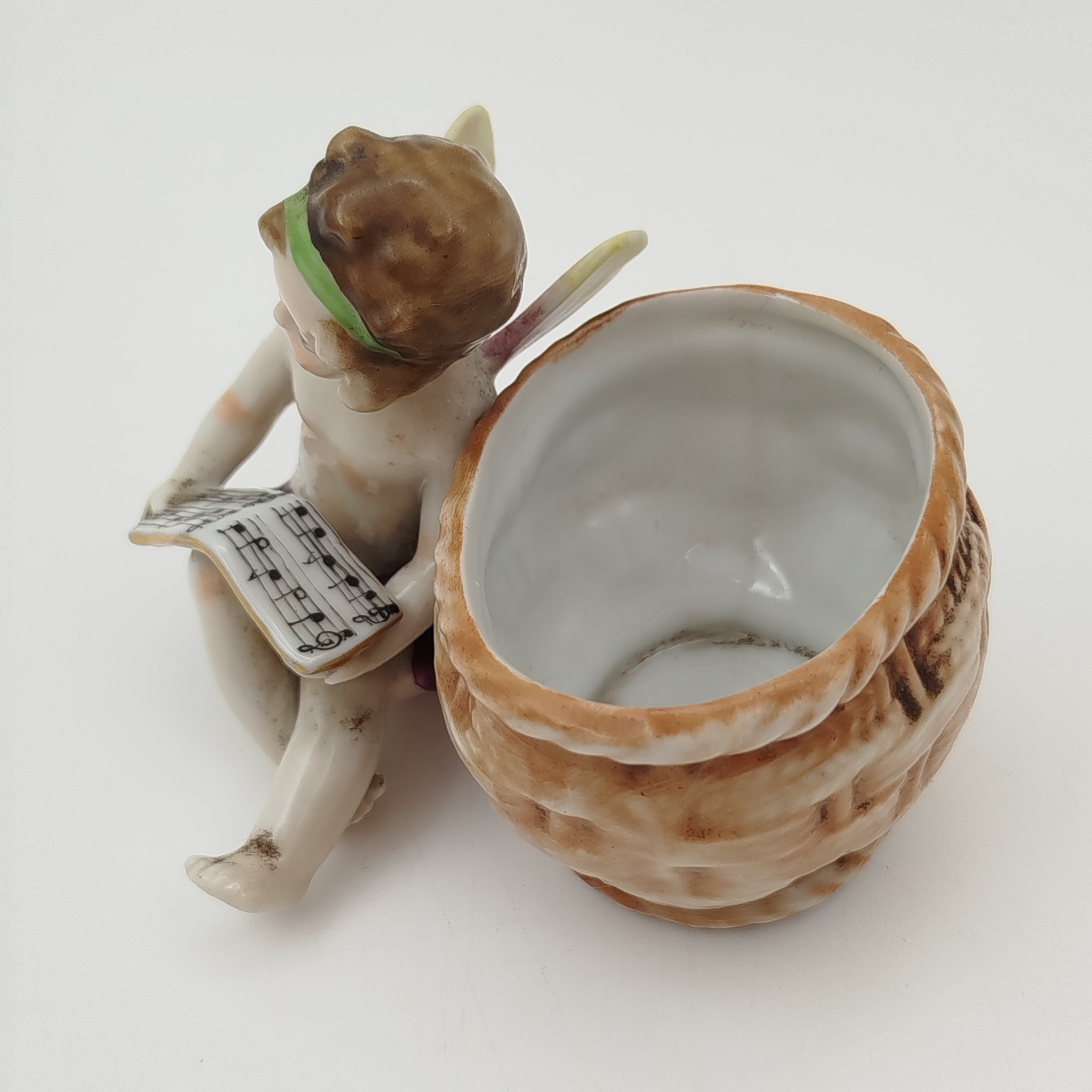 Вазочка (спичечница, солонка) в виде путти с нотами и корзинкой, Фарфоровая мануфактура Людвигсбург, фарфор, роспись, золочение, Германия, 1948-1990 гг.