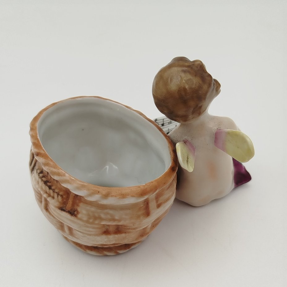 Вазочка (спичечница, солонка) в виде путти с нотами и корзинкой, Фарфоровая мануфактура Людвигсбург