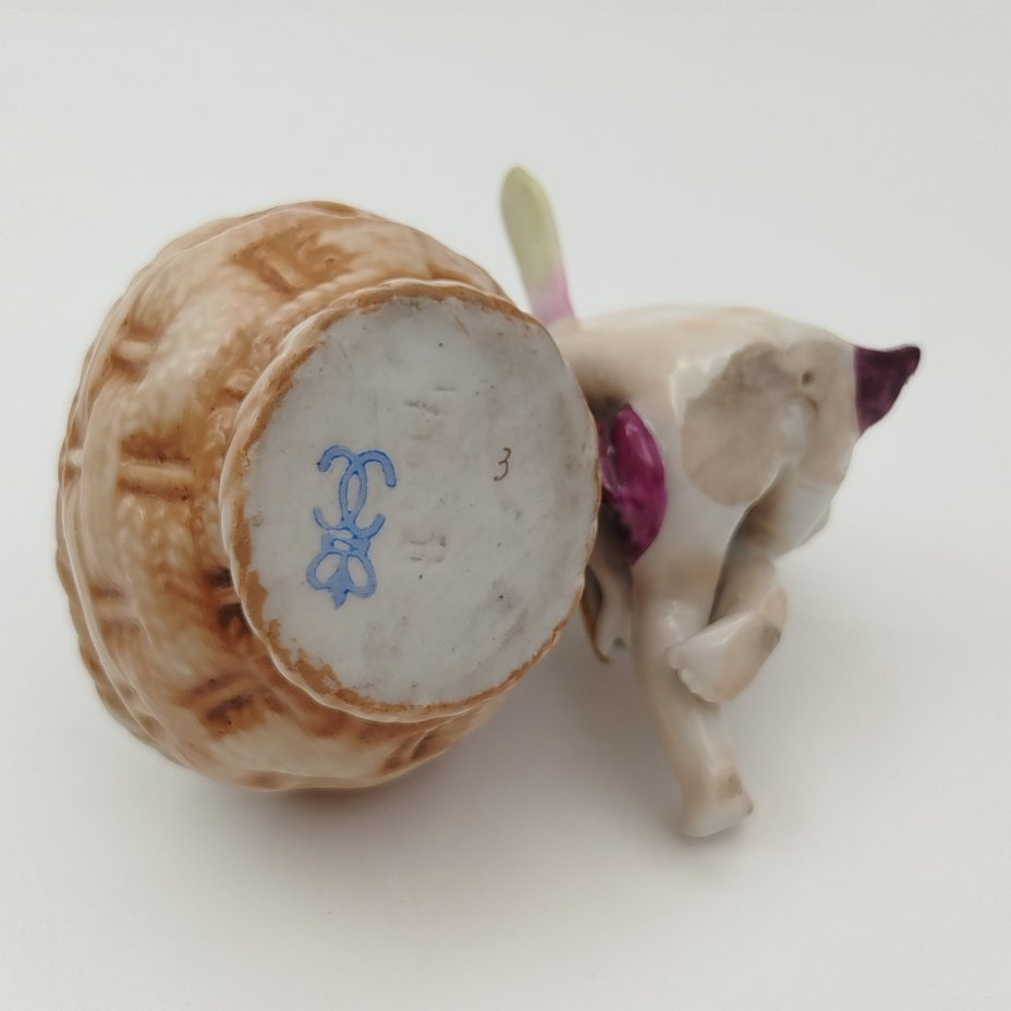 Вазочка (спичечница, солонка) в виде путти с нотами и корзинкой, Фарфоровая мануфактура Людвигсбург