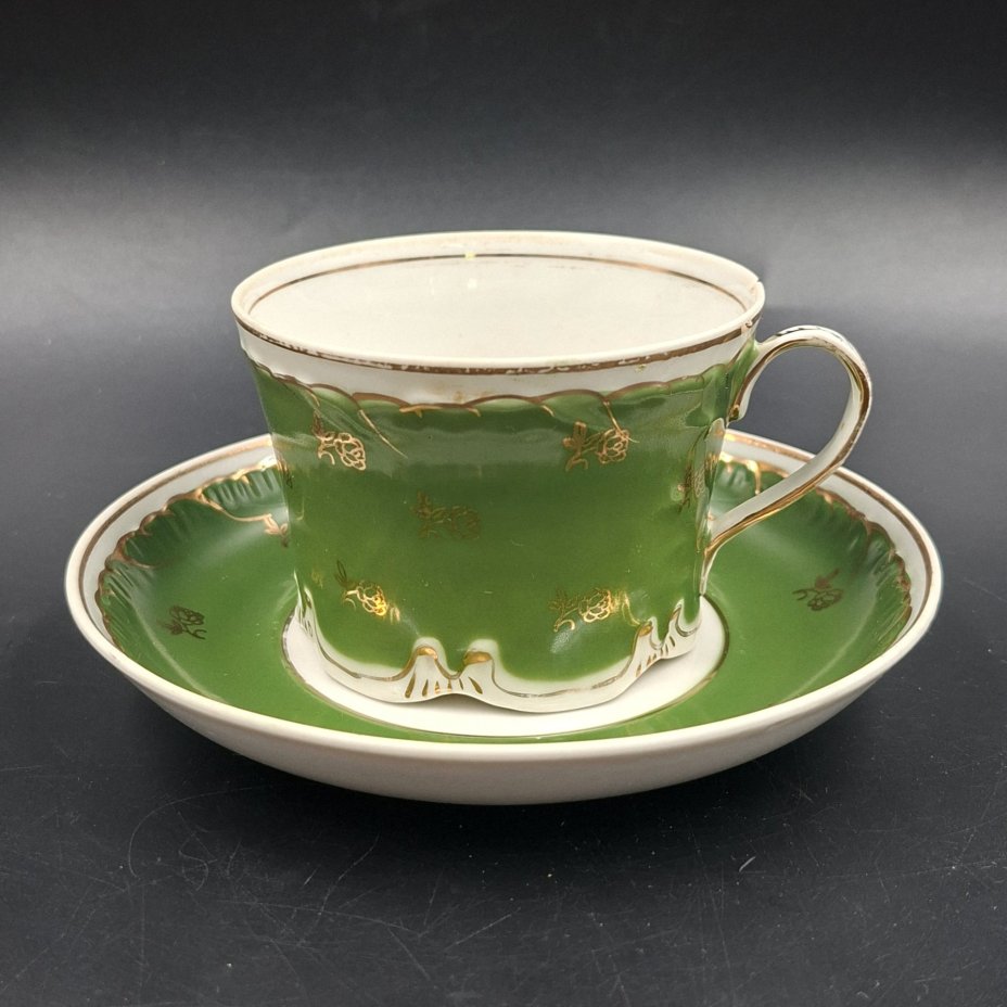 Пара чайная зеленого цвета с декором в виде розочек, фарфор, крытье, золочение, Дмитровский фарфоровый завод (ДФЗ Вербилки), СССР, 1954-1965 гг.