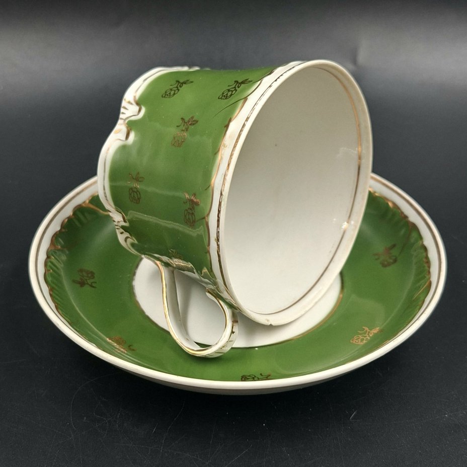 Пара чайная зеленого цвета с декором в виде розочек, фарфор, крытье, золочение, Дмитровский фарфоровый завод (ДФЗ Вербилки), СССР, 1954-1965 гг.