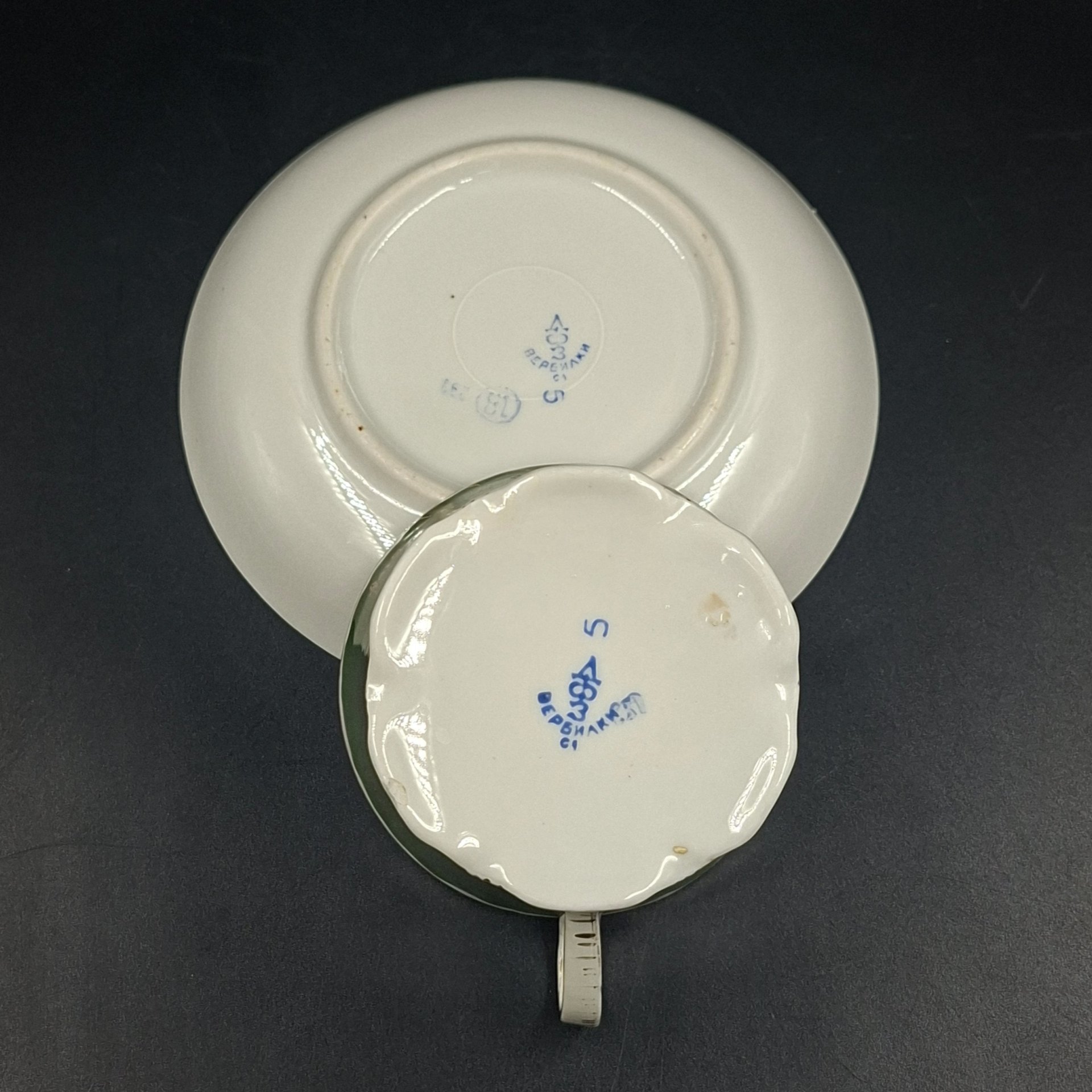 Пара чайная зеленого цвета с декором в виде розочек, фарфор, крытье, золочение, Дмитровский фарфоровый завод (ДФЗ Вербилки), СССР, 1954-1965 гг.