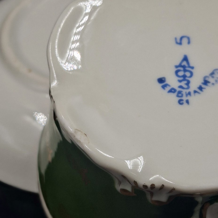 Пара чайная зеленого цвета с декором в виде розочек, фарфор, крытье, золочение, Дмитровский фарфоровый завод (ДФЗ Вербилки), СССР, 1954-1965 гг.