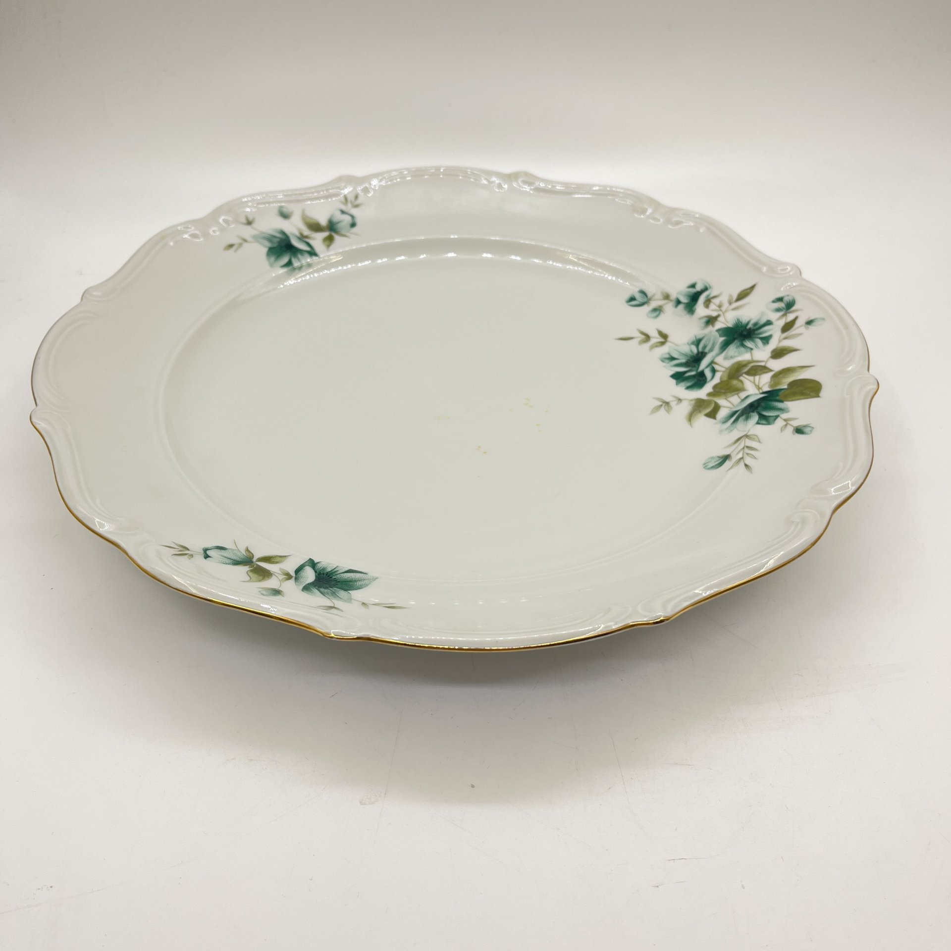 Сервировочное блюдо с растительным декором