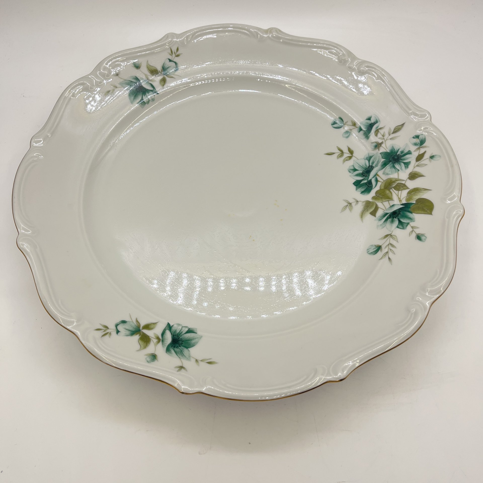 Сервировочное блюдо с растительным декором