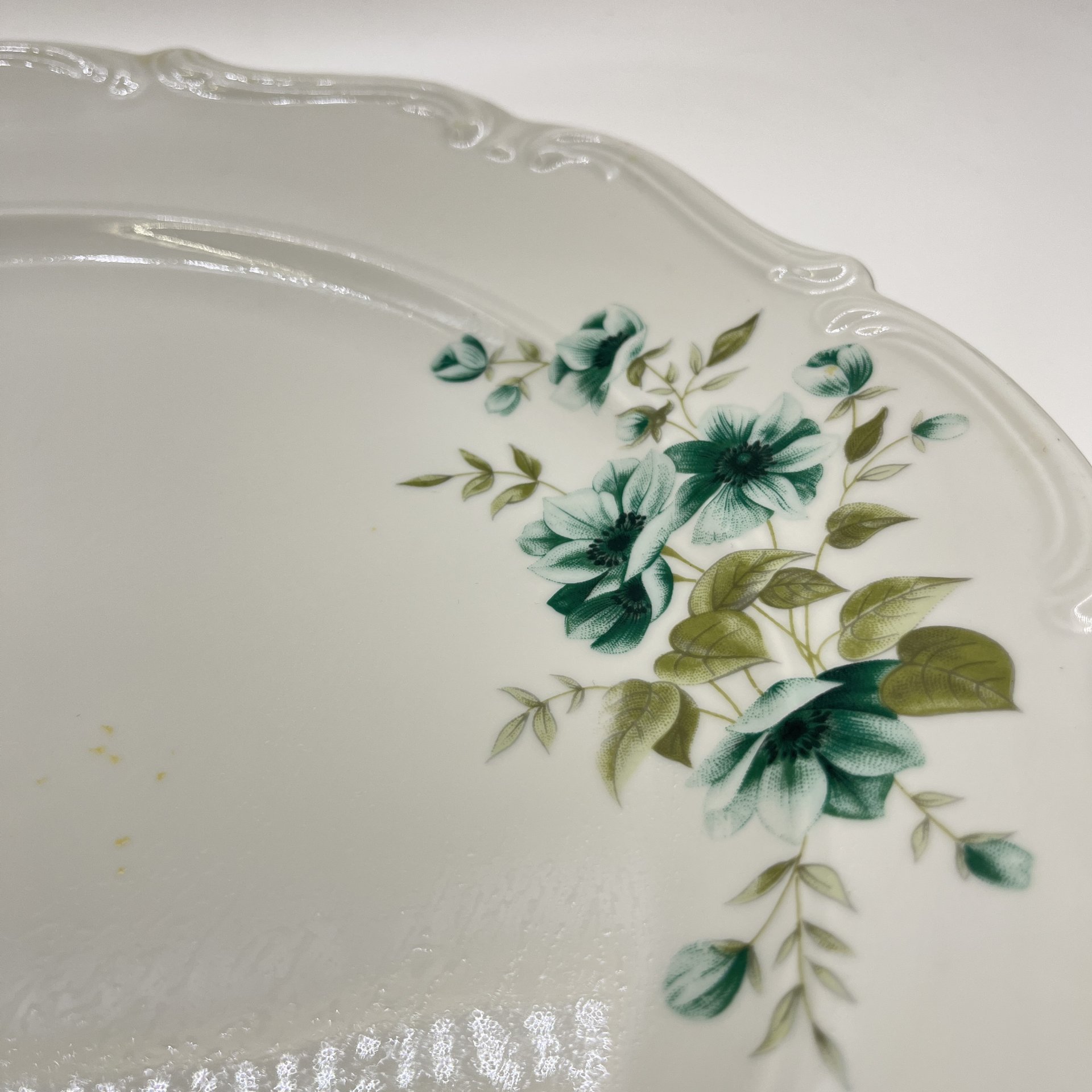 Сервировочное блюдо с растительным декором