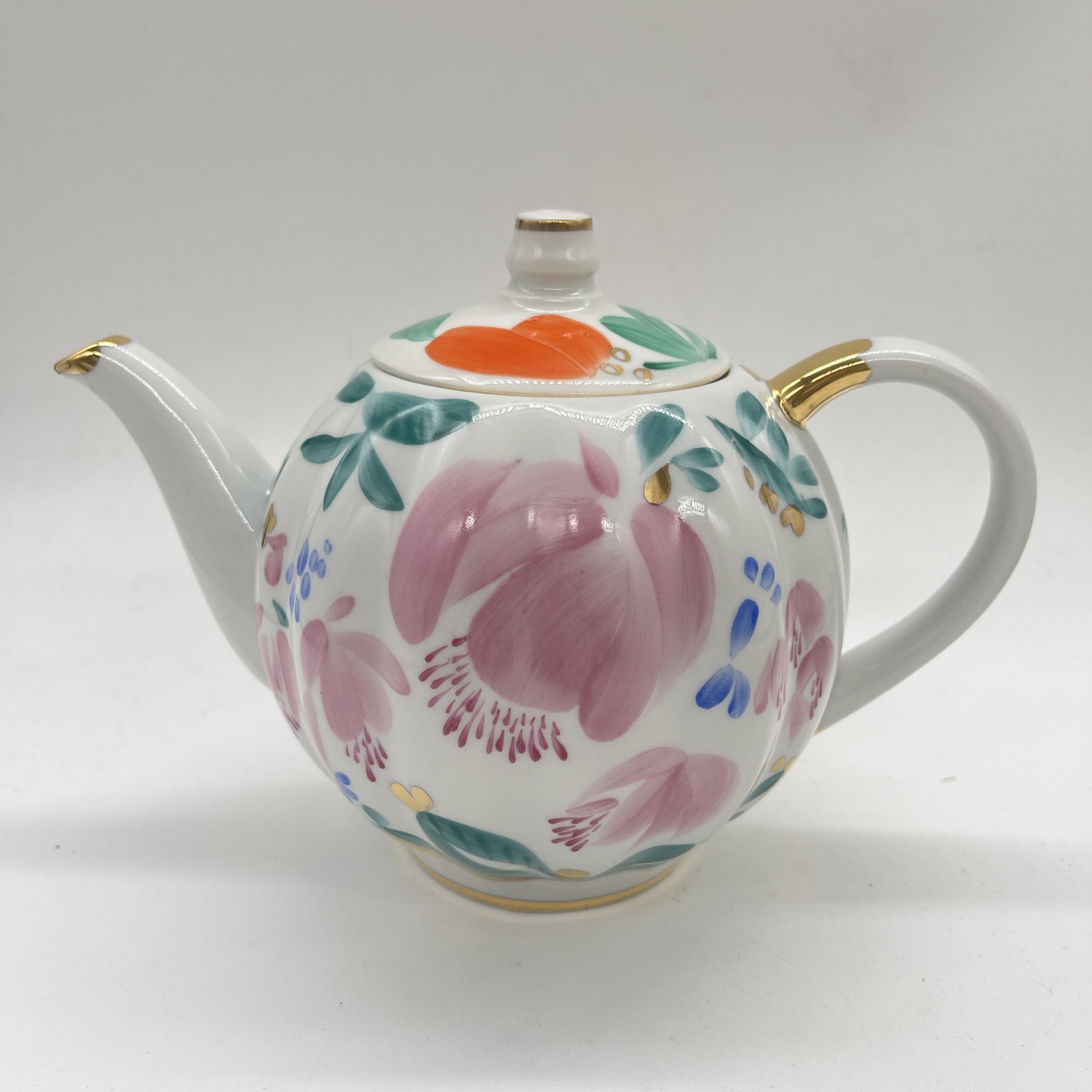 Заварочный чайник с расписным цветочным декором (крышка в подборе), автор формы "Тюльпан" С.Е. Яковлева, автор рисунка Л.И. Григорьева, фарфор, роспись, золочение, Ленинградский фарфоровый завод (ЛФЗ), СССР, 1970-1990 гг.