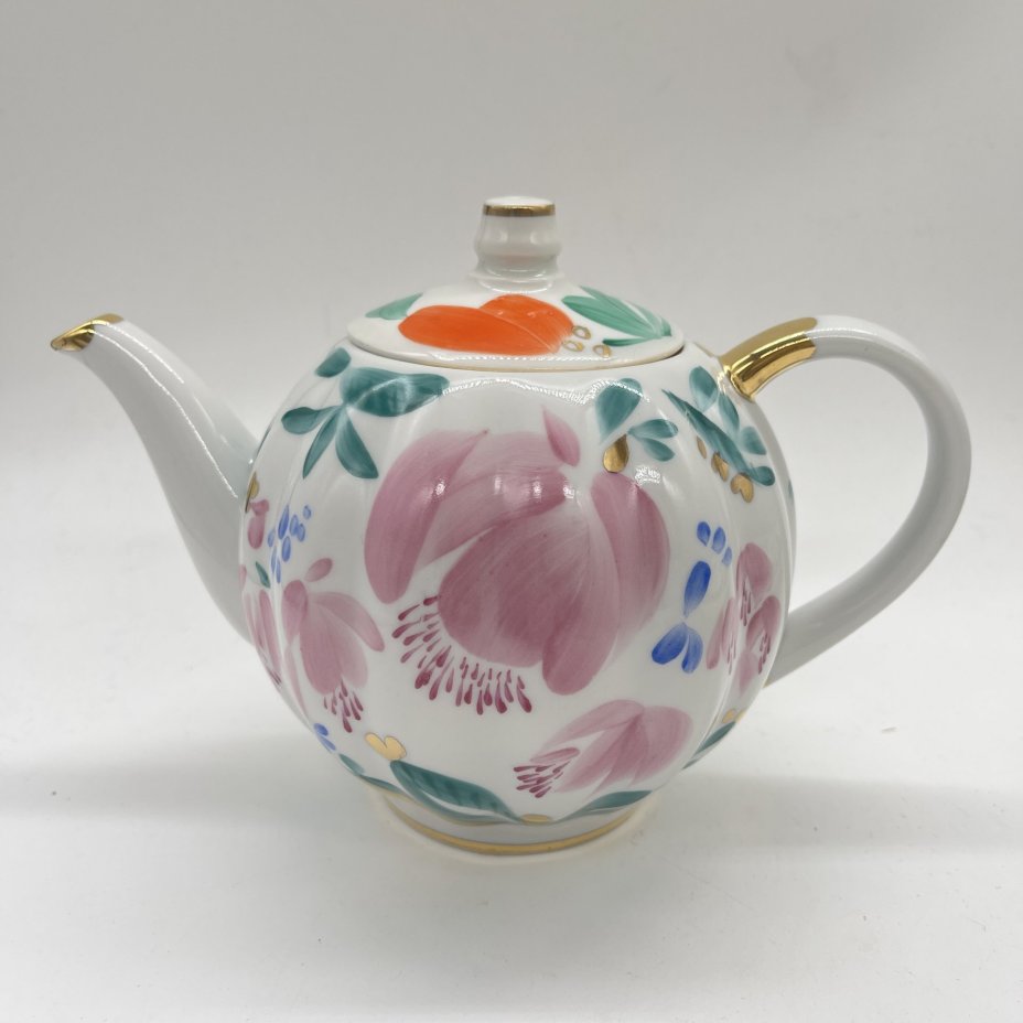 Заварочный чайник с расписным цветочным декором (крышка в подборе), автор формы "Тюльпан" С.Е. Яковлева, автор рисунка Л.И. Григорьева, фарфор, роспись, золочение, Ленинградский фарфоровый завод (ЛФЗ), СССР, 1970-1990 гг.