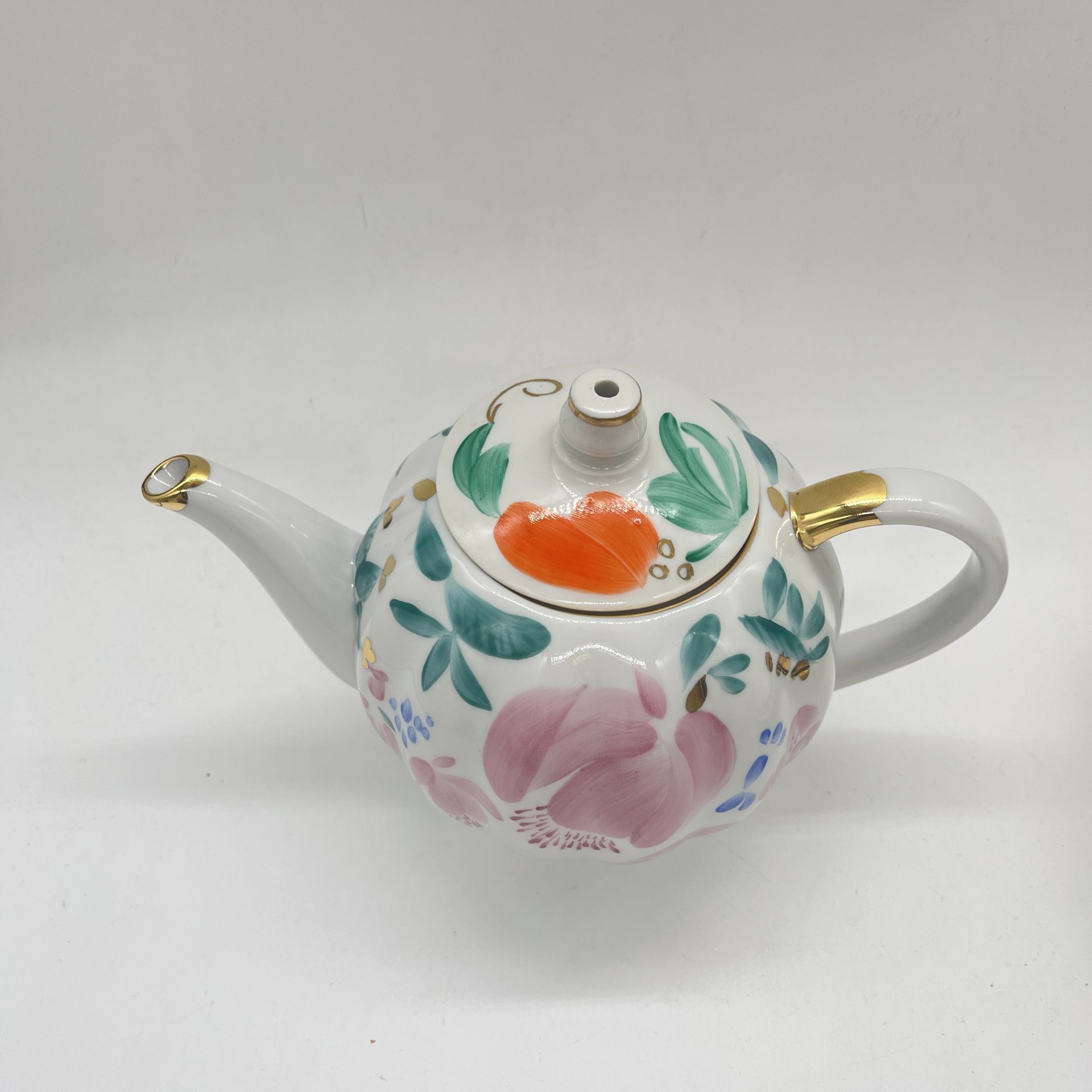 Заварочный чайник с расписным цветочным декором (крышка в подборе), автор формы "Тюльпан" С.Е. Яковлева, автор рисунка Л.И. Григорьева, фарфор, роспись, золочение, Ленинградский фарфоровый завод (ЛФЗ), СССР, 1970-1990 гг.