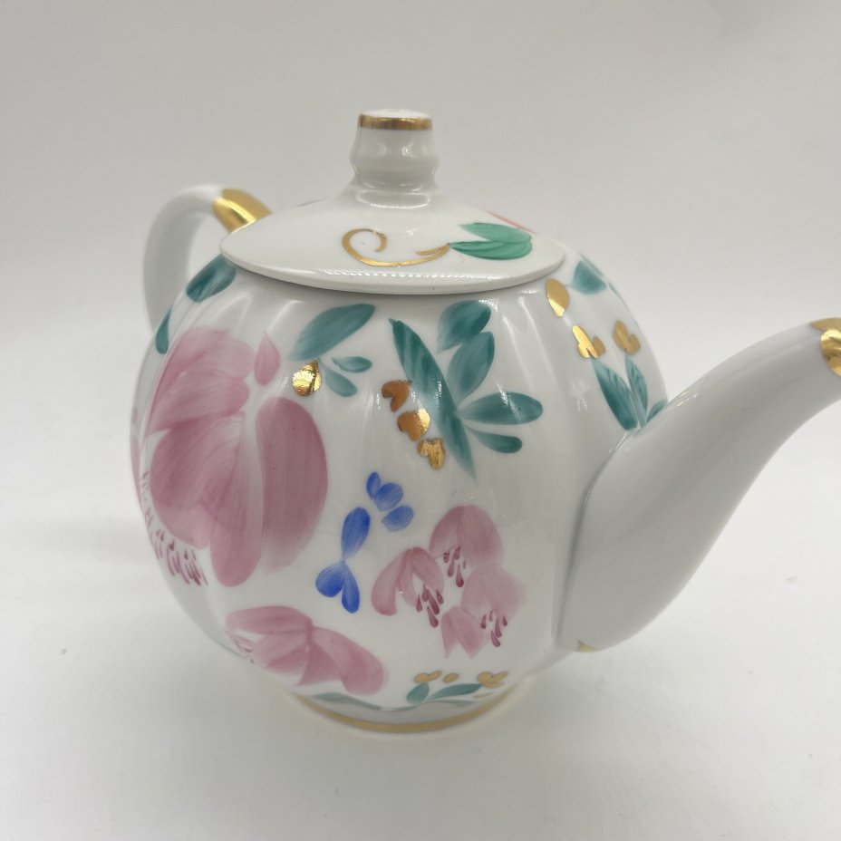 Заварочный чайник с расписным цветочным декором (крышка в подборе), автор формы "Тюльпан" С.Е. Яковлева, автор рисунка Л.И. Григорьева, фарфор, роспись, золочение, Ленинградский фарфоровый завод (ЛФЗ), СССР, 1970-1990 гг.