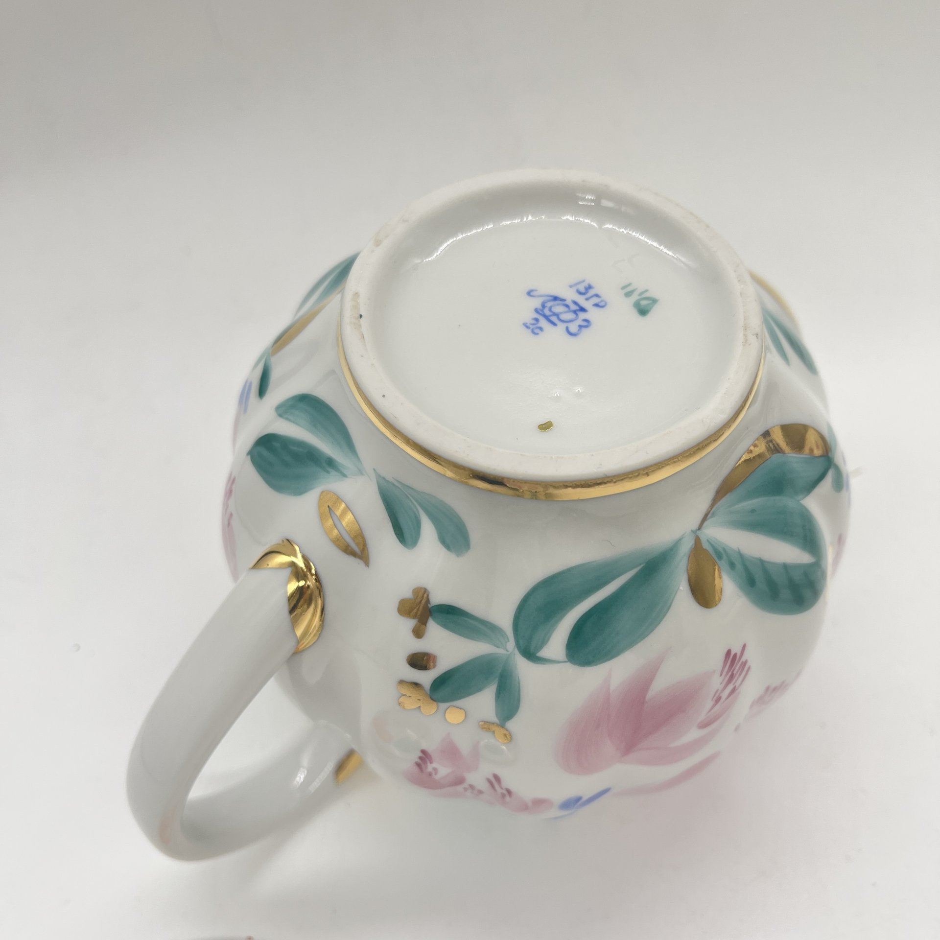 Заварочный чайник с расписным цветочным декором (крышка в подборе), автор формы "Тюльпан" С.Е. Яковлева, автор рисунка Л.И. Григорьева, фарфор, роспись, золочение, Ленинградский фарфоровый завод (ЛФЗ), СССР, 1970-1990 гг.