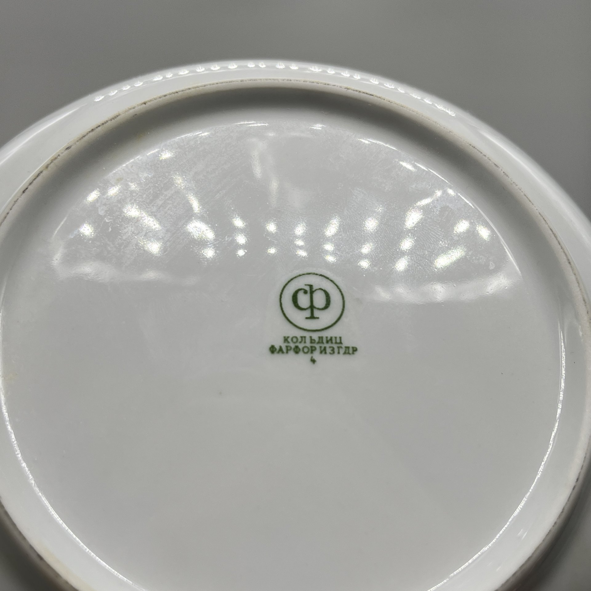 Масленка круглой формы из сервиза "Мадонна", фарфор, люстр, деколь, золочение, Colditz (Кольдиц), ГДР, 1970-1980 гг.