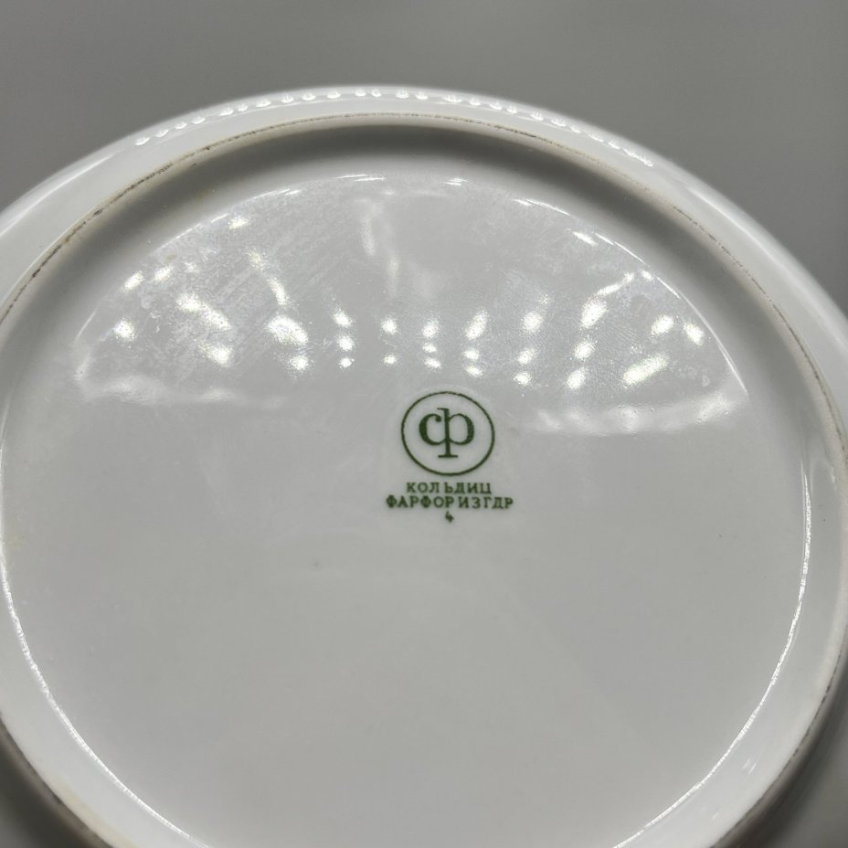 Масленка круглой формы из сервиза "Мадонна", фарфор, люстр, деколь, золочение, Colditz (Кольдиц), ГДР, 1970-1980 гг.