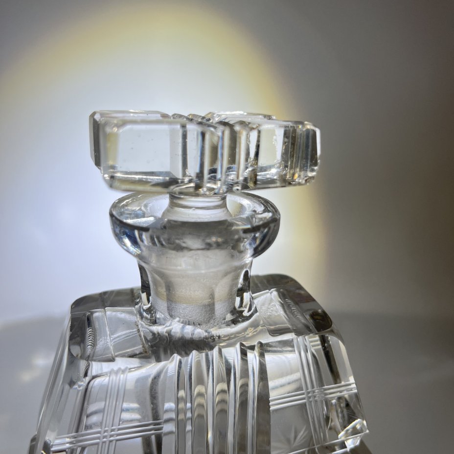 Флакон, украшенный резным декором