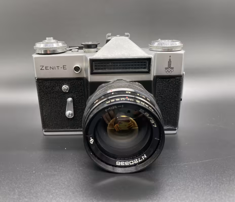 Фотоаппарат "Зенит-Е" с олимпийской символикой и объективом "Мир-1" в родном кофре, Красногорский механический завод (КМЗ)