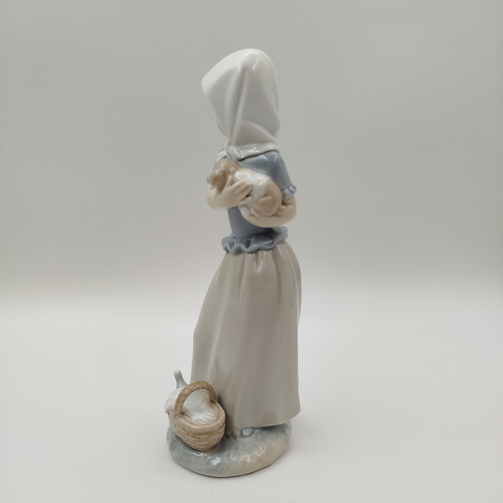 Статуэтка "Девочка с щенком", скульптор Francisco Catalá, фарфор, роспись, NAO Porcelain, Испания, 1977-1990 гг.