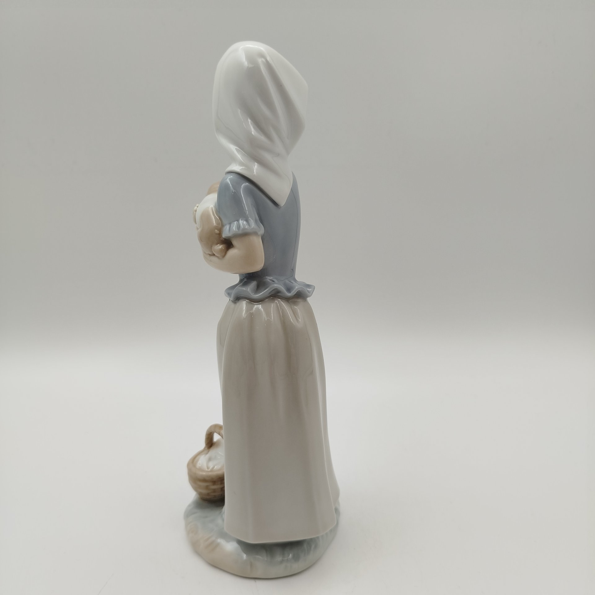Статуэтка "Девочка с щенком", скульптор Francisco Catalá, фарфор, роспись, NAO Porcelain, Испания, 1977-1990 гг.