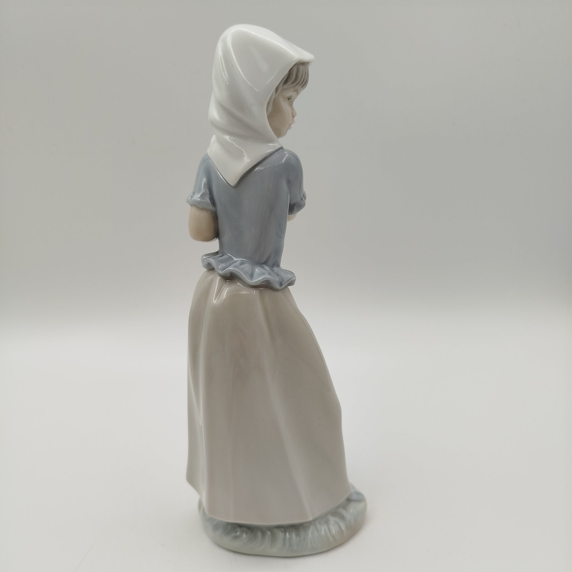 Статуэтка "Девочка с щенком", скульптор Francisco Catalá, фарфор, роспись, NAO Porcelain, Испания, 1977-1990 гг.