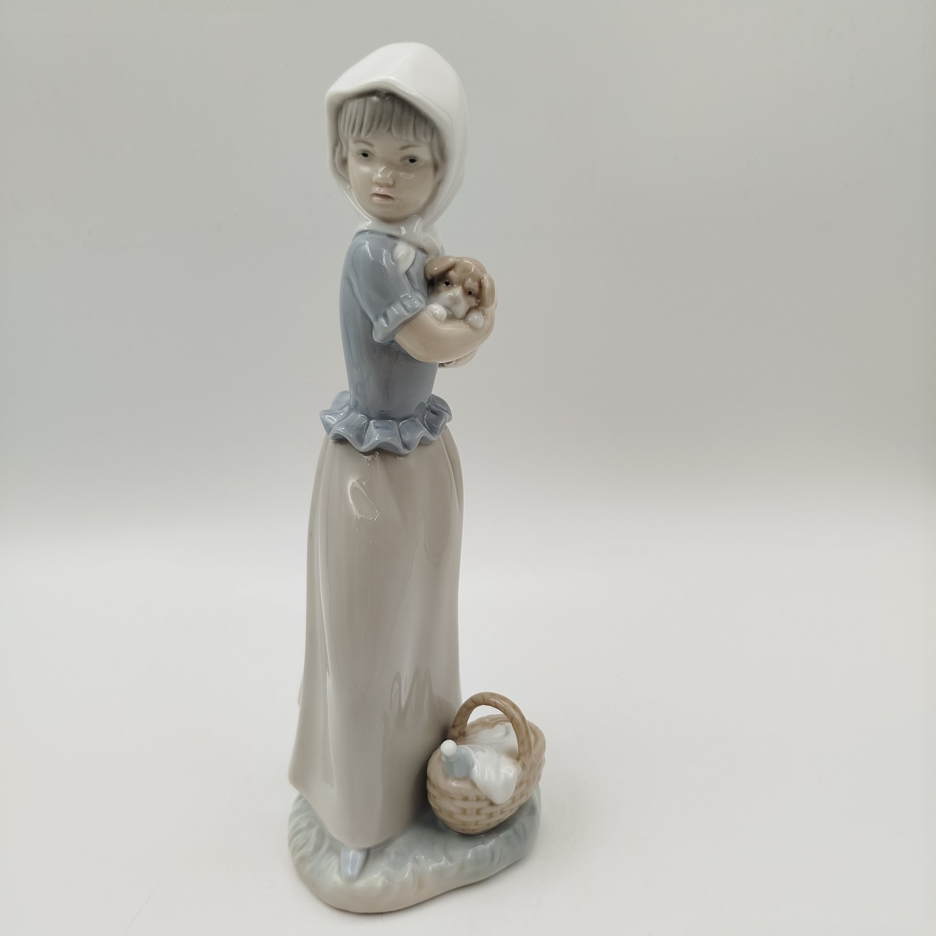 Статуэтка "Девочка с щенком", скульптор Francisco Catalá, фарфор, роспись, NAO Porcelain, Испания, 1977-1990 гг.