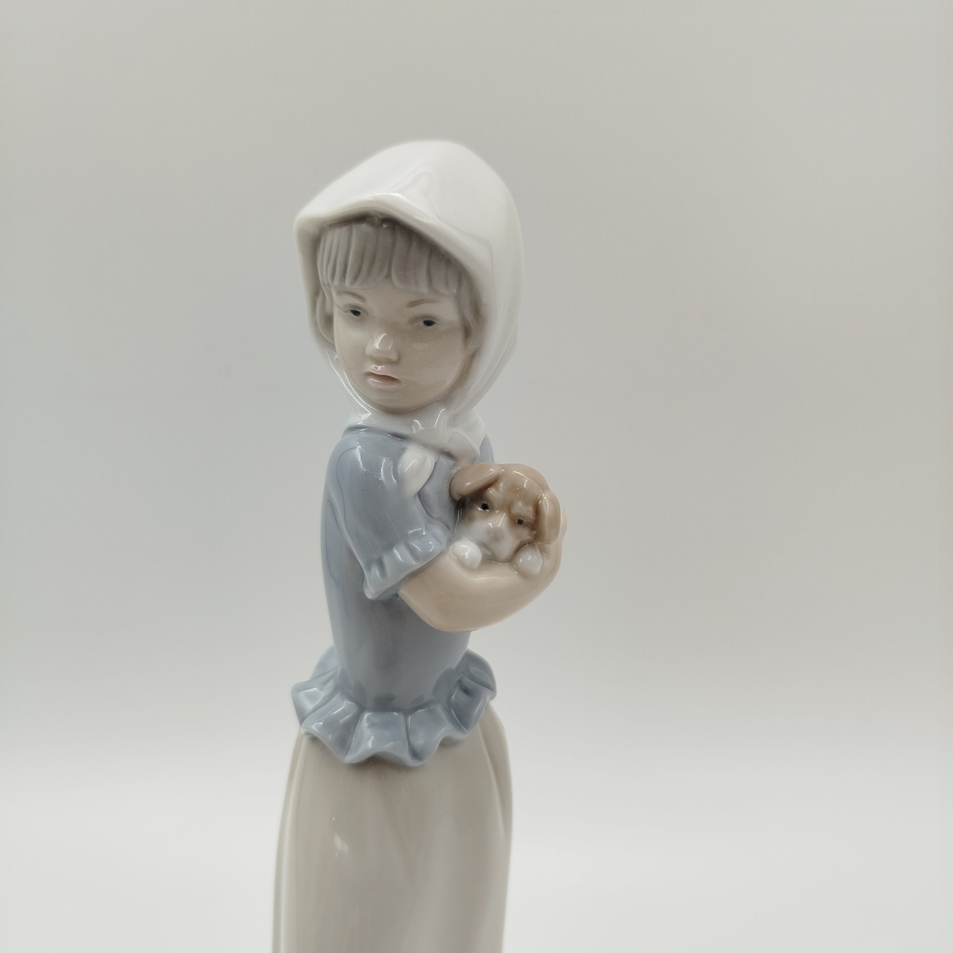 Статуэтка "Девочка с щенком", скульптор Francisco Catalá, фарфор, роспись, NAO Porcelain, Испания, 1977-1990 гг.