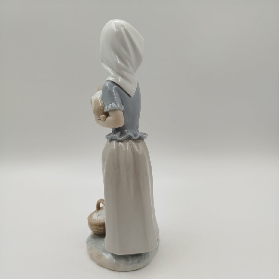 Статуэтка "Девочка с щенком", скульптор Francisco Catalá, NAO Porcelain
