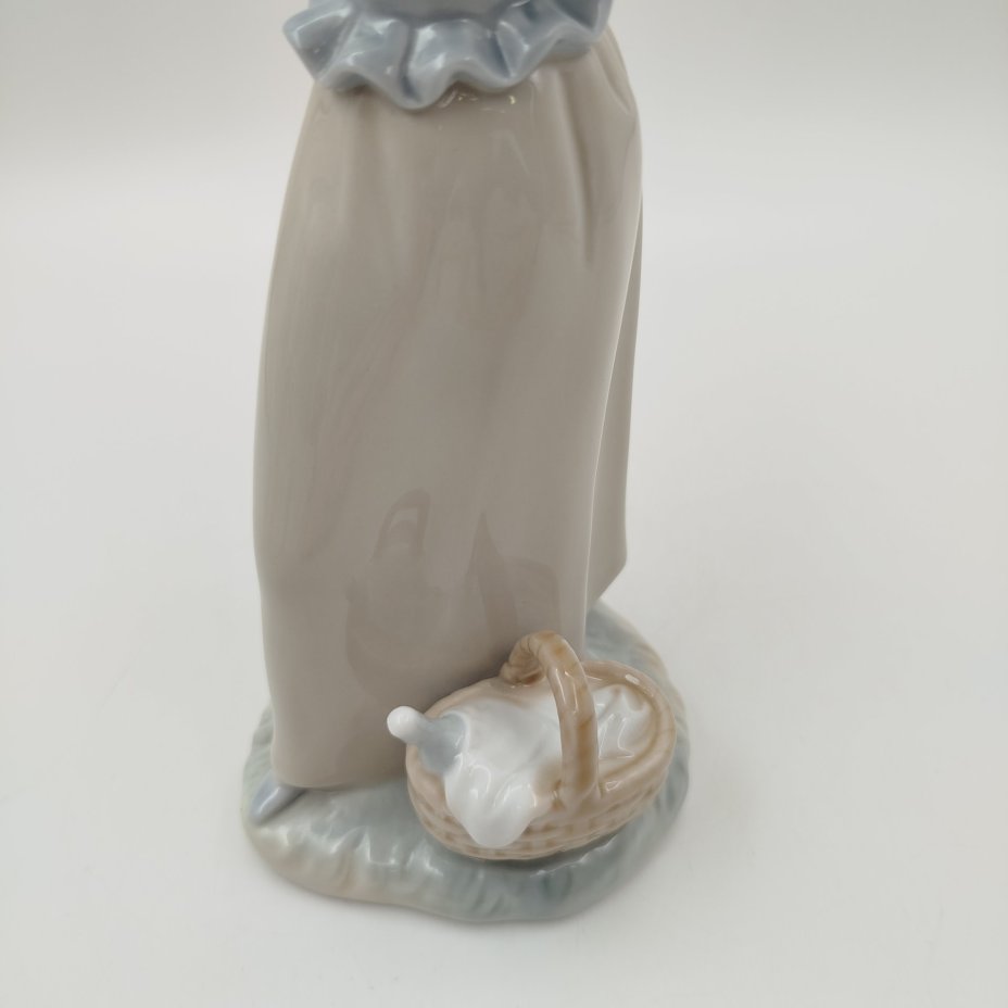 Статуэтка "Девочка с щенком", скульптор Francisco Catalá, NAO Porcelain