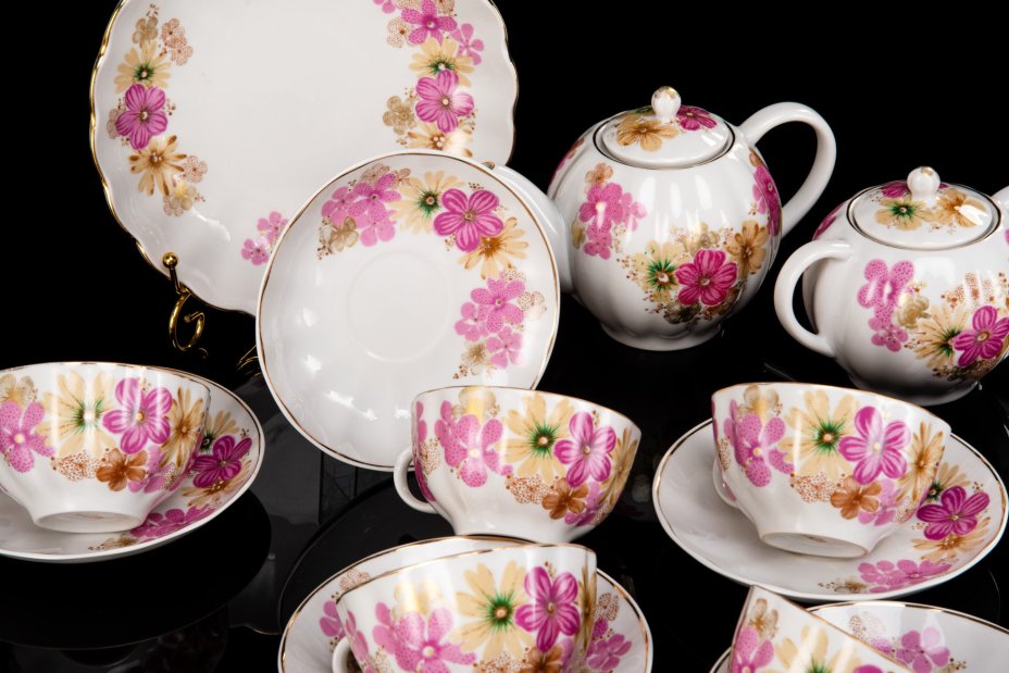 Чайный сервиз "Весна" на 6 персон (15 предметов), автор росписи Т.Н. Беспалова-Михалёва, автор формы "Тюльпан" С.Е.Яковлева, Ленинградский фарфоровый завод (ЛФЗ)