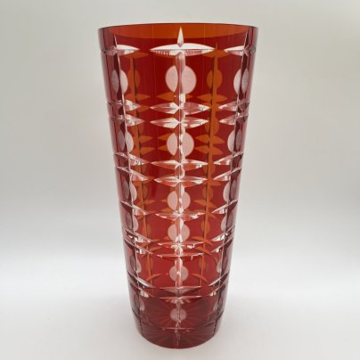 Ваза для цветов "Подарочная" красного оттенка с геометрическим декором (большая), автор Новиков А. И., стекло, нацвет, алмазная грань, Стекольный завод «Красный май», СССР, 1970-1990 гг.