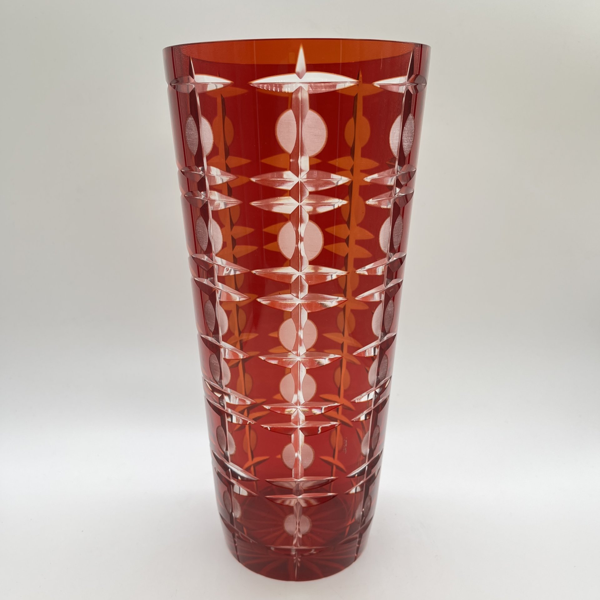 Ваза для цветов "Подарочная" красного оттенка с геометрическим декором (большая), автор Новиков А. И., стекло, нацвет, алмазная грань, Стекольный завод «Красный май», СССР, 1970-1990 гг.
