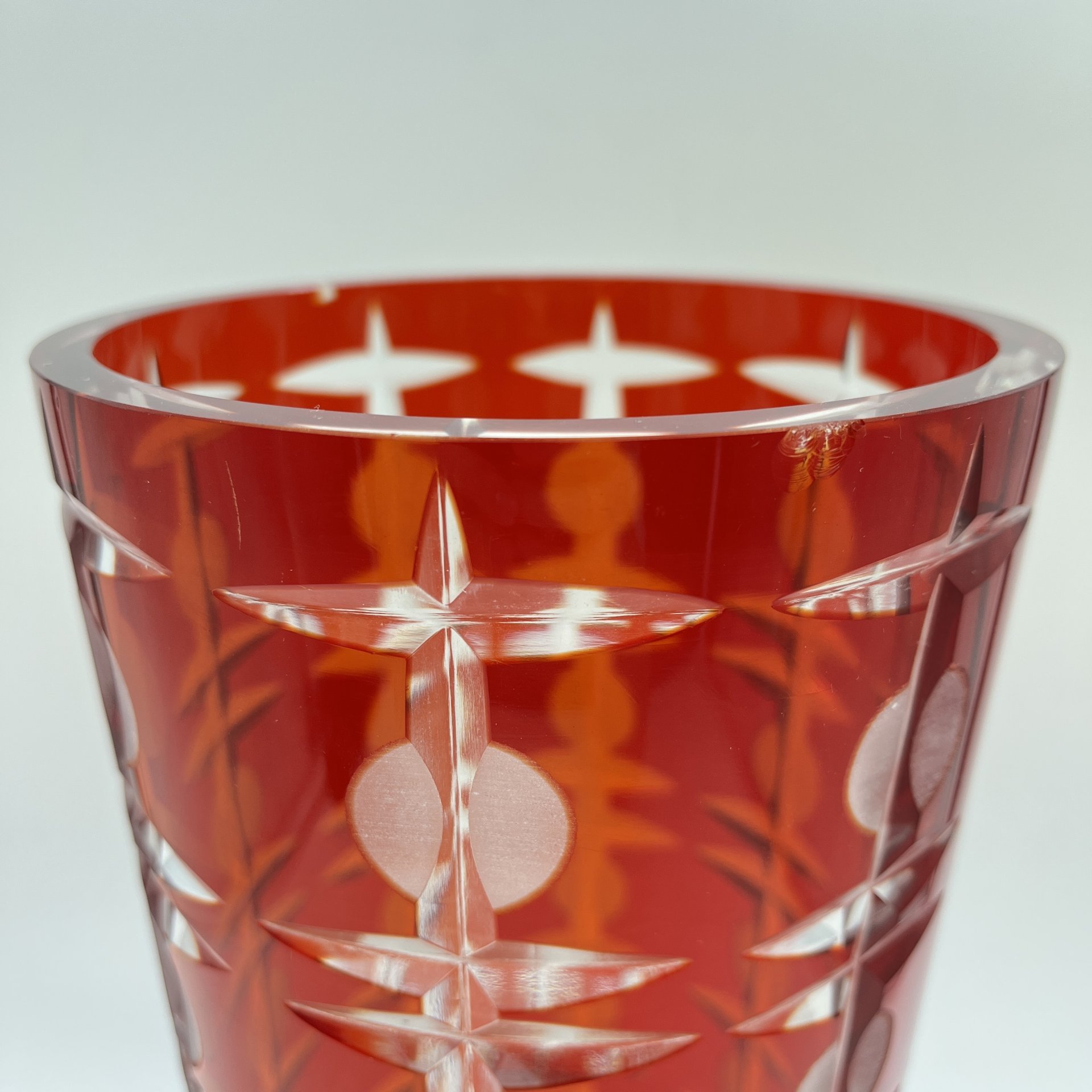 Ваза для цветов "Подарочная" красного оттенка с геометрическим декором (большая), автор Новиков А. И., стекло, нацвет, алмазная грань, Стекольный завод «Красный май», СССР, 1970-1990 гг.