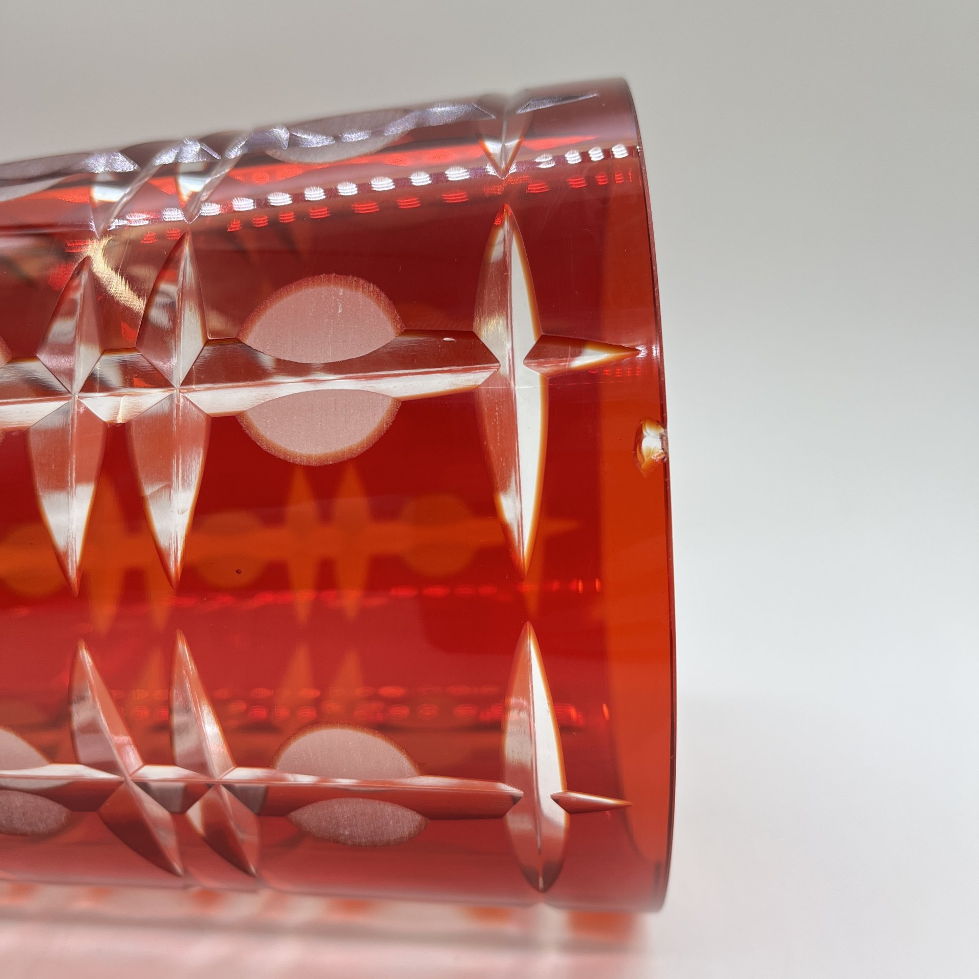 Ваза для цветов "Подарочная" красного оттенка с геометрическим декором (большая), автор Новиков А. И., стекло, нацвет, алмазная грань, Стекольный завод «Красный май», СССР, 1970-1990 гг.