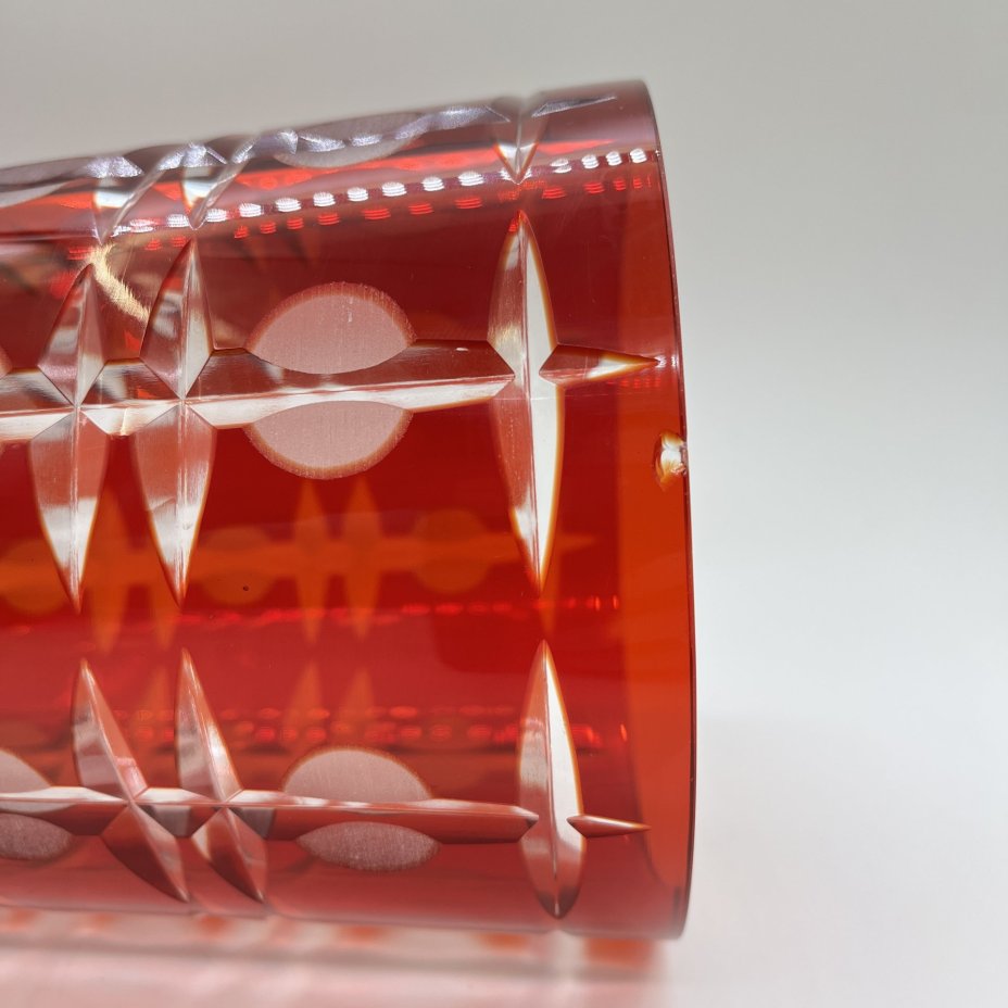 Ваза для цветов "Подарочная" красного оттенка с геометрическим декором (большая), автор Новиков А. И., стекло, нацвет, алмазная грань, Стекольный завод «Красный май», СССР, 1970-1990 гг.