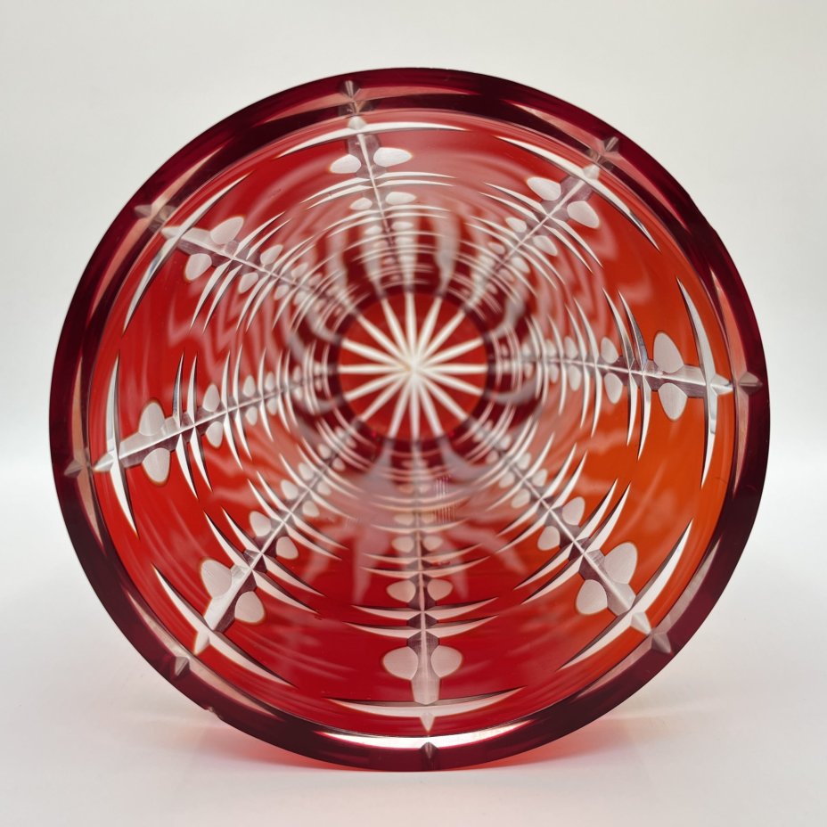 Ваза для цветов "Подарочная" красного оттенка с геометрическим декором (большая), автор Новиков А. И., стекло, нацвет, алмазная грань, Стекольный завод «Красный май», СССР, 1970-1990 гг.