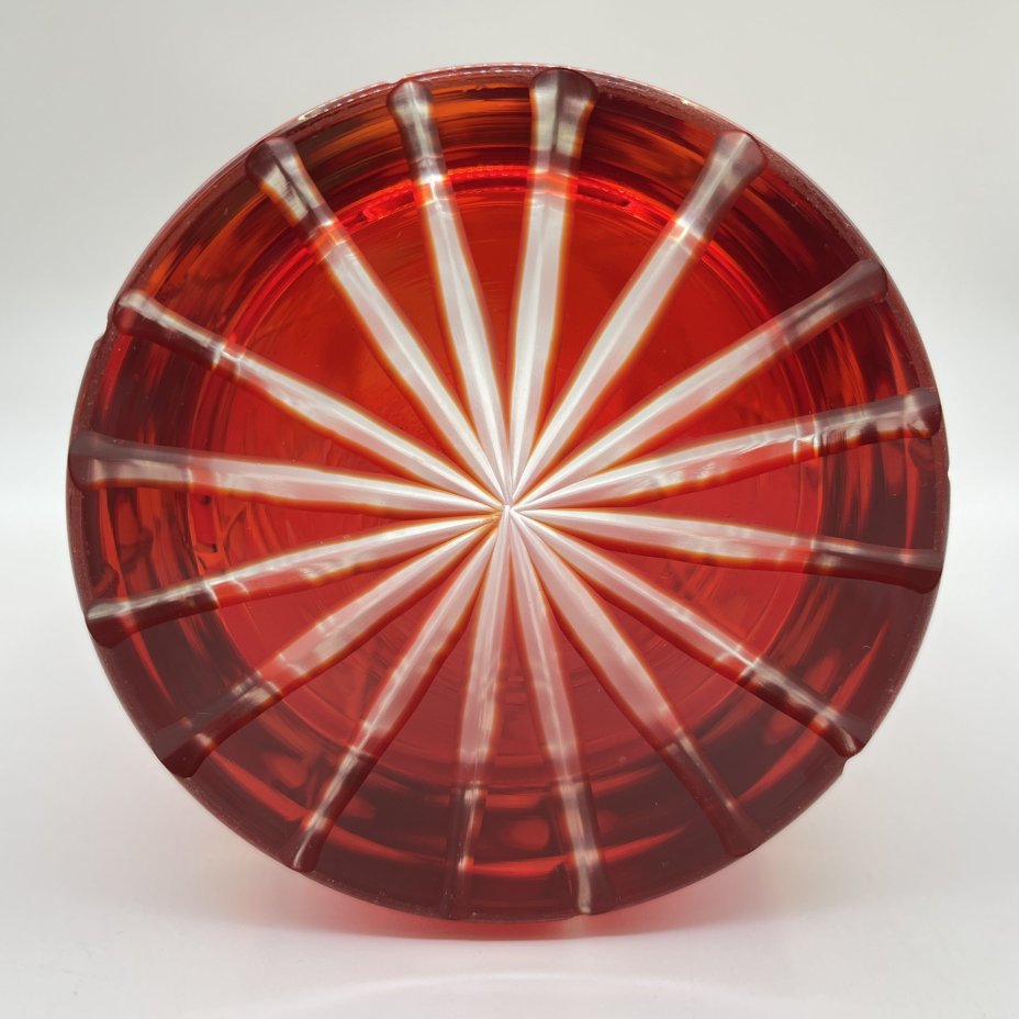Ваза для цветов "Подарочная" красного оттенка с геометрическим декором (большая), автор Новиков А. И., стекло, нацвет, алмазная грань, Стекольный завод «Красный май», СССР, 1970-1990 гг.