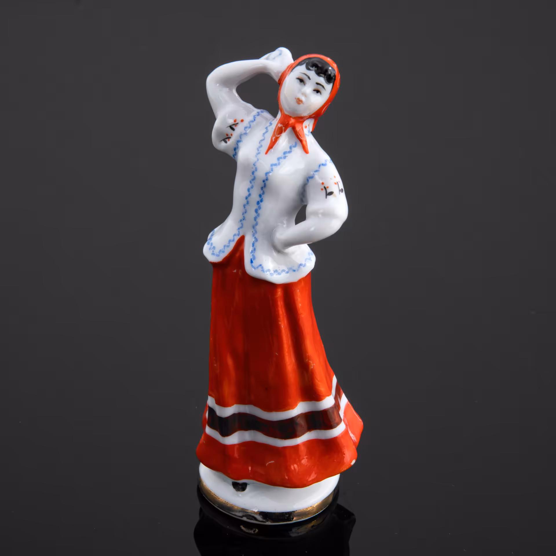 Статуэтка "Плясунья" (из композиции "Русский танец"), скульптор С.Б. Велихова, Ленинградский фарфоровый завод (ЛФЗ)