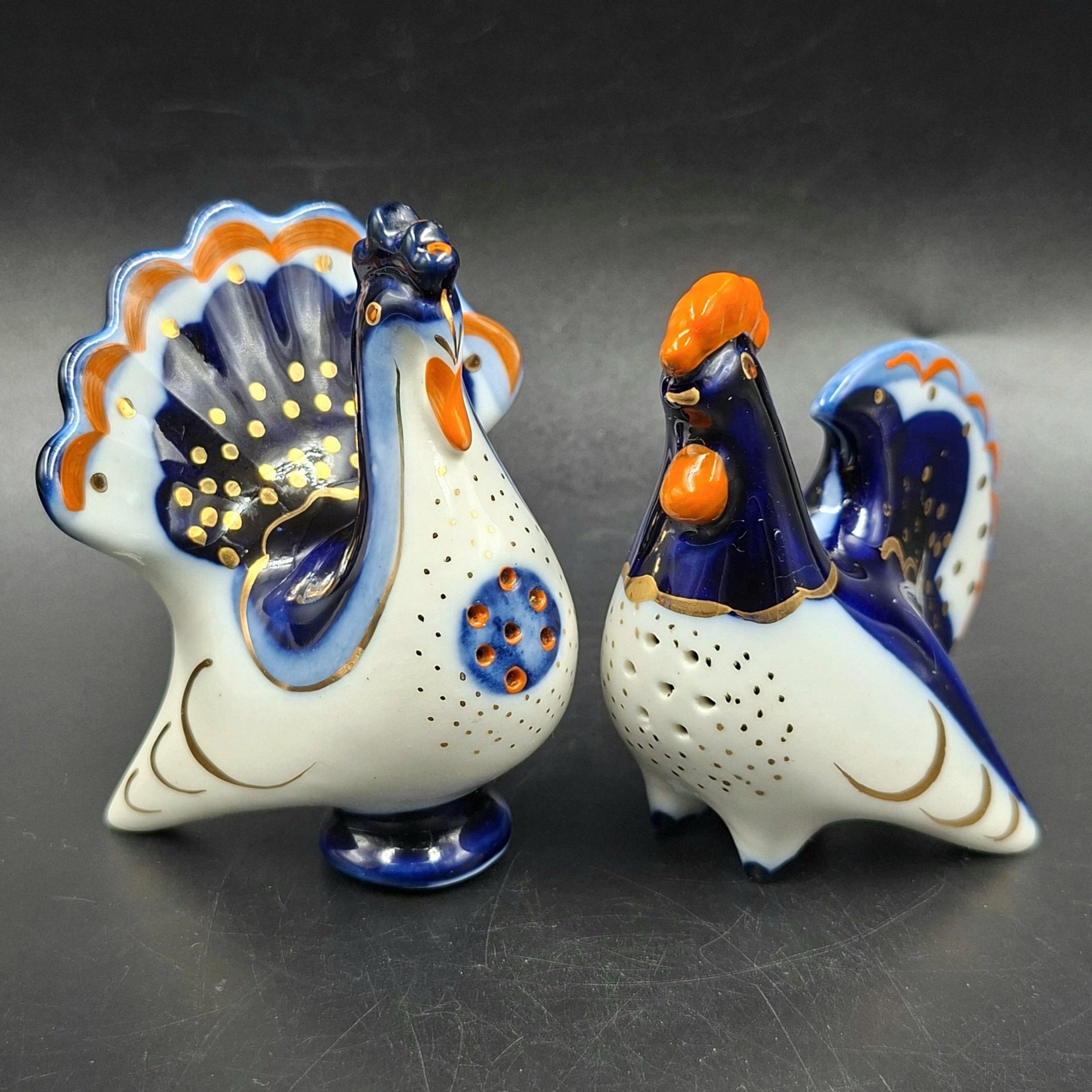 Набор для специй (солонка и перечница) "Петух и индюк", скульптор М.Н. Мох, фарфор, роспись, золочение, Ленинградский фарфоровый завод (ЛФЗ), СССР, 1970-1992 гг.
