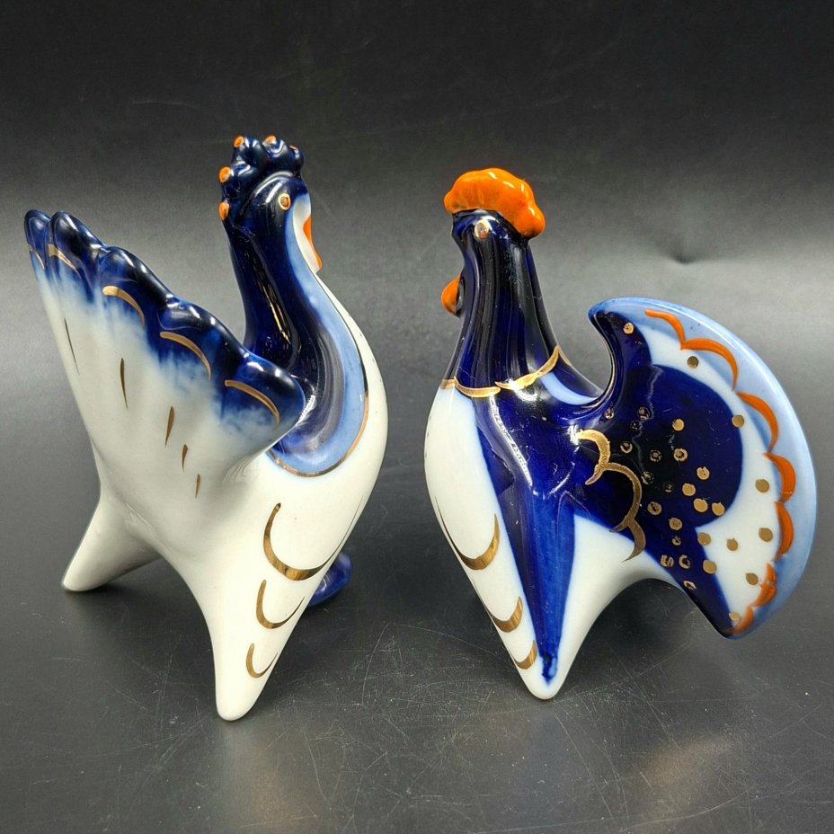 Набор для специй (солонка и перечница) "Петух и индюк", скульптор М.Н. Мох, фарфор, роспись, золочение, Ленинградский фарфоровый завод (ЛФЗ), СССР, 1970-1992 гг.