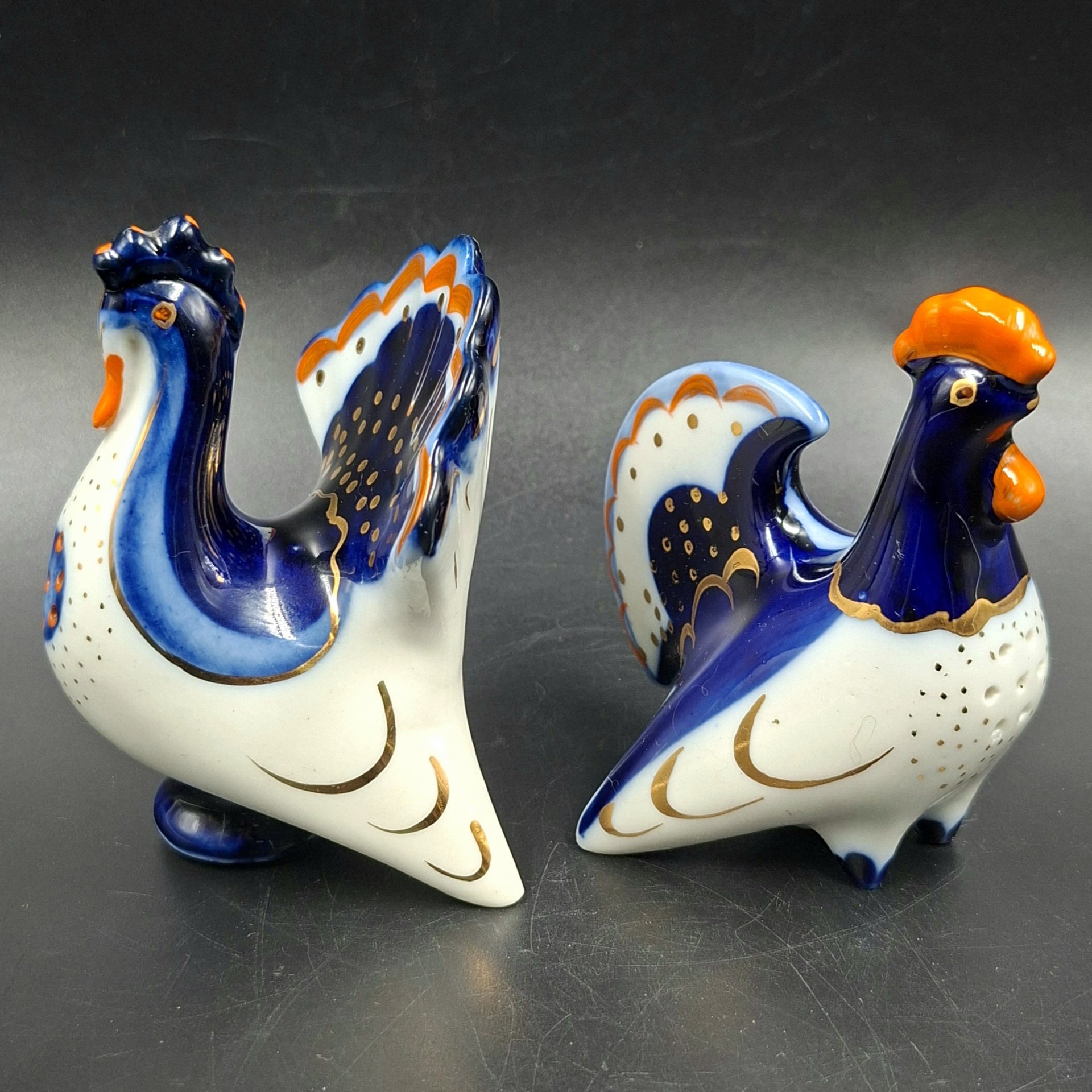 Набор для специй (солонка и перечница) "Петух и индюк", скульптор М.Н. Мох, фарфор, роспись, золочение, Ленинградский фарфоровый завод (ЛФЗ), СССР, 1970-1992 гг.