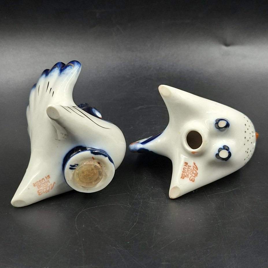 Набор для специй (солонка и перечница) "Петух и индюк", скульптор М.Н. Мох, фарфор, роспись, золочение, Ленинградский фарфоровый завод (ЛФЗ), СССР, 1970-1992 гг.