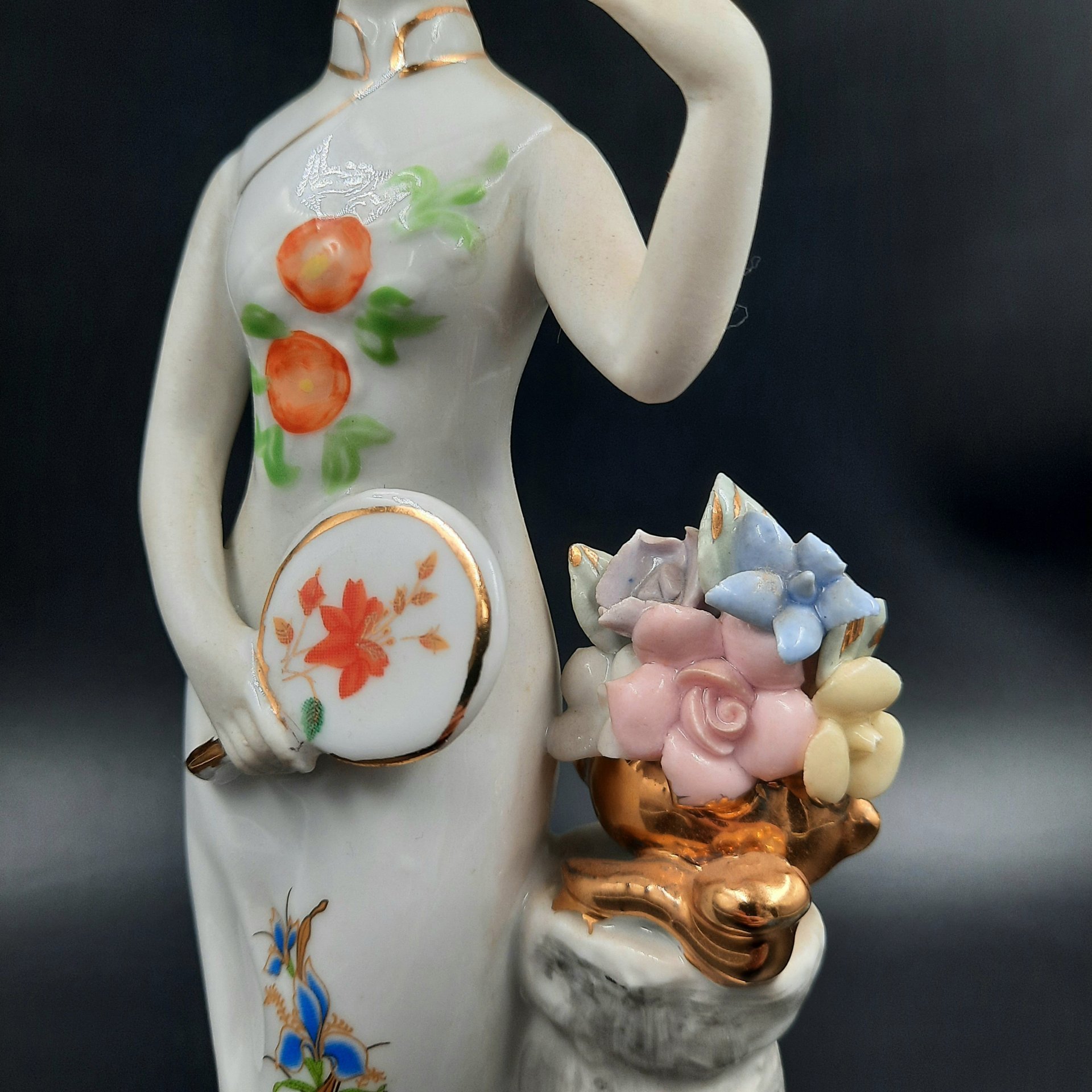Статуэтка "Девушка с опахалом", фарфор, роспись, золочение, Китай, 1980-2015 гг.