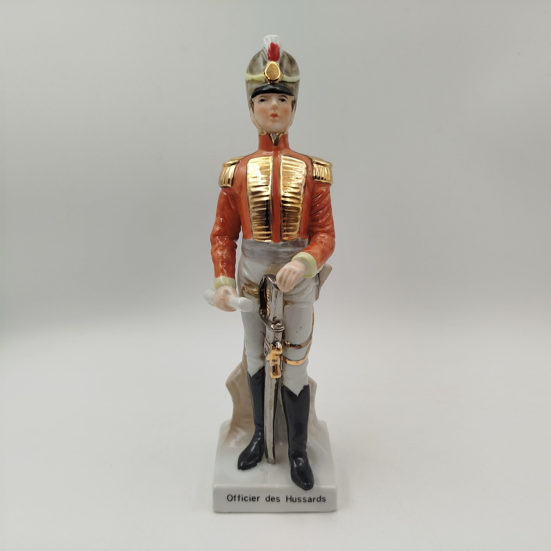 Статуэтка  «Офицер-гусар» ("Officier des Hussards")  из серии "Армия Наполеона", бисквит, роспись, золочение, Западная Европа, 1960-1980 гг.