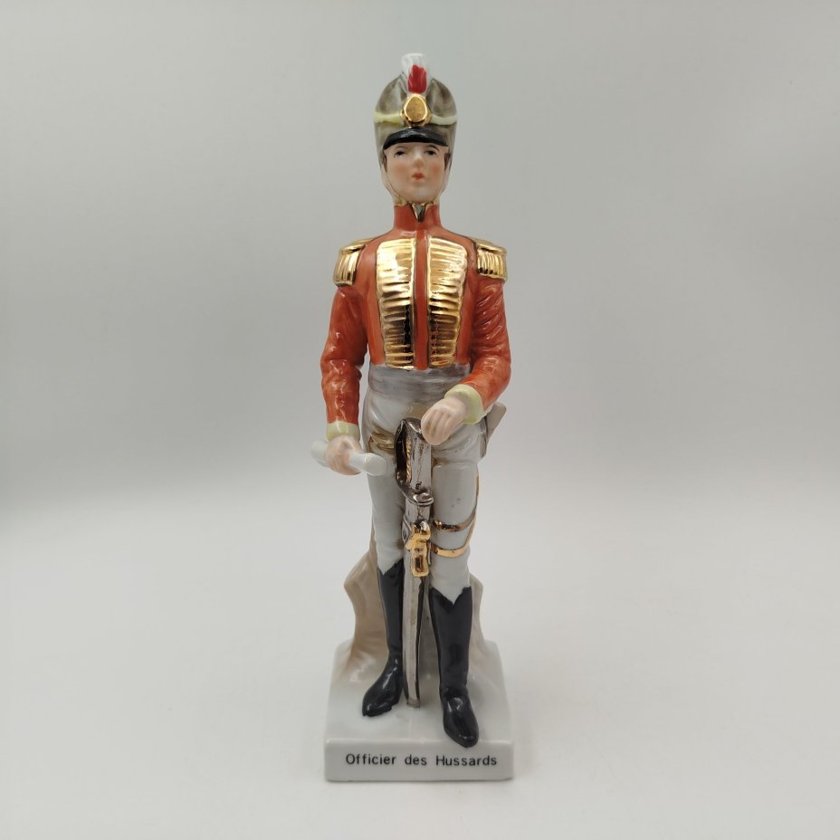 Статуэтка  «Офицер-гусар» ("Officier des Hussards")  из серии "Армия Наполеона", бисквит, роспись, золочение, Западная Европа, 1960-1980 гг.
