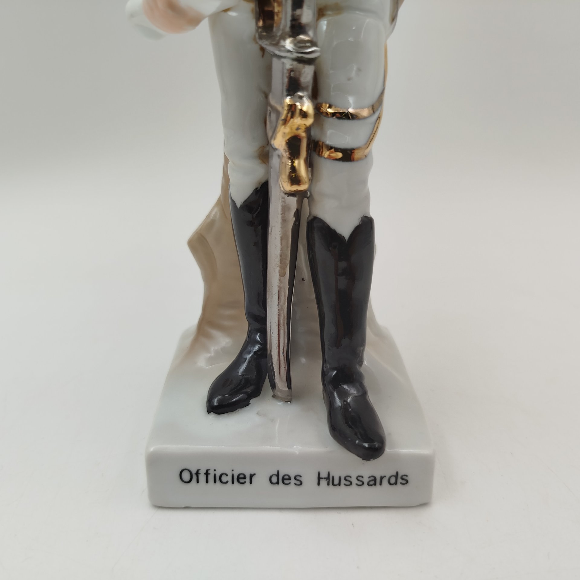 Статуэтка  «Офицер-гусар» ("Officier des Hussards")  из серии "Армия Наполеона", бисквит, роспись, золочение, Западная Европа, 1960-1980 гг.