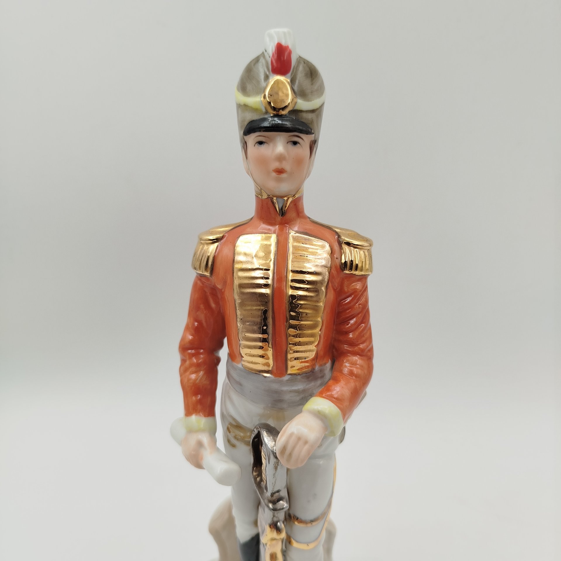 Статуэтка  «Офицер-гусар» ("Officier des Hussards")  из серии "Армия Наполеона", бисквит, роспись, золочение, Западная Европа, 1960-1980 гг.