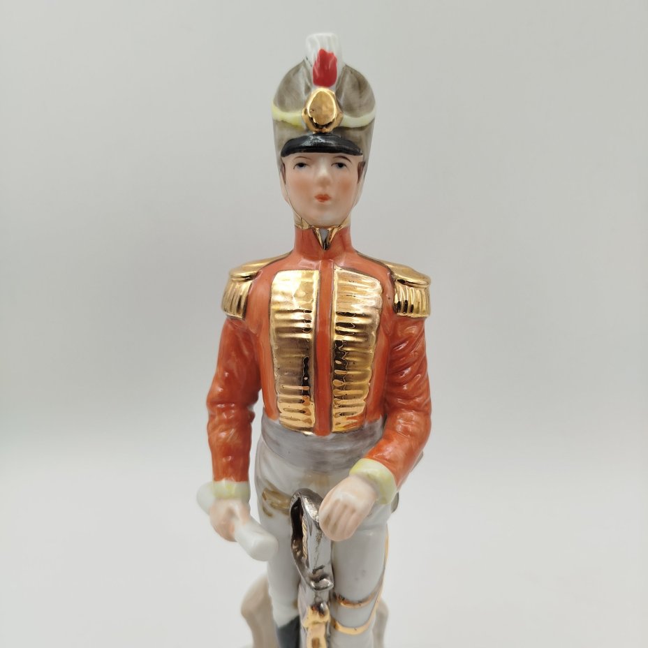 Статуэтка  «Офицер-гусар» ("Officier des Hussards")  из серии "Армия Наполеона", бисквит, роспись, золочение, Западная Европа, 1960-1980 гг.