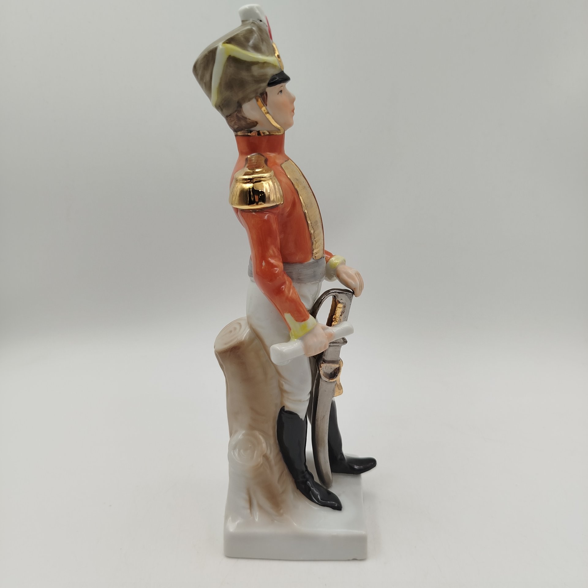 Статуэтка  «Офицер-гусар» ("Officier des Hussards")  из серии "Армия Наполеона", бисквит, роспись, золочение, Западная Европа, 1960-1980 гг.