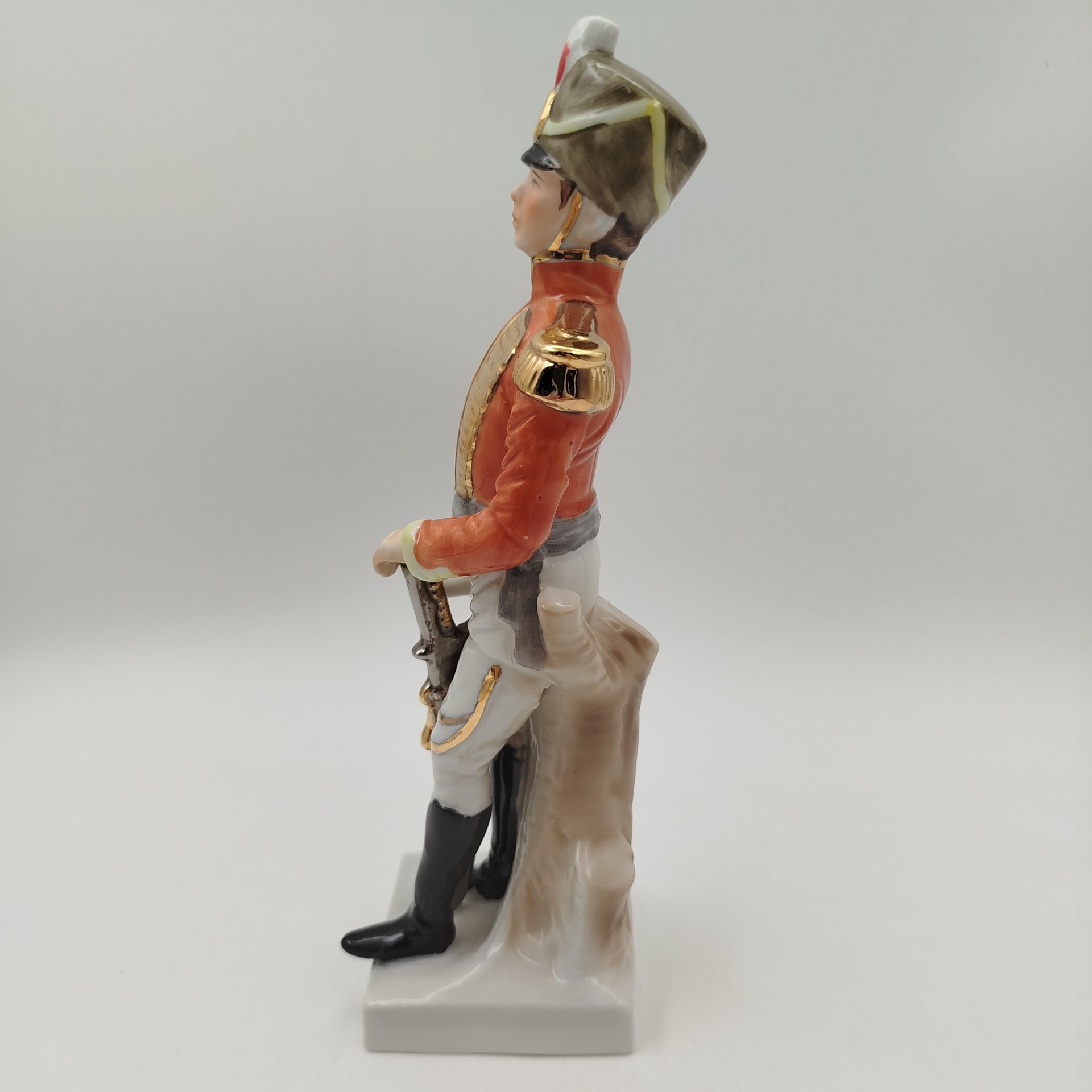 Статуэтка  «Офицер-гусар» ("Officier des Hussards")  из серии "Армия Наполеона", бисквит, роспись, золочение, Западная Европа, 1960-1980 гг.