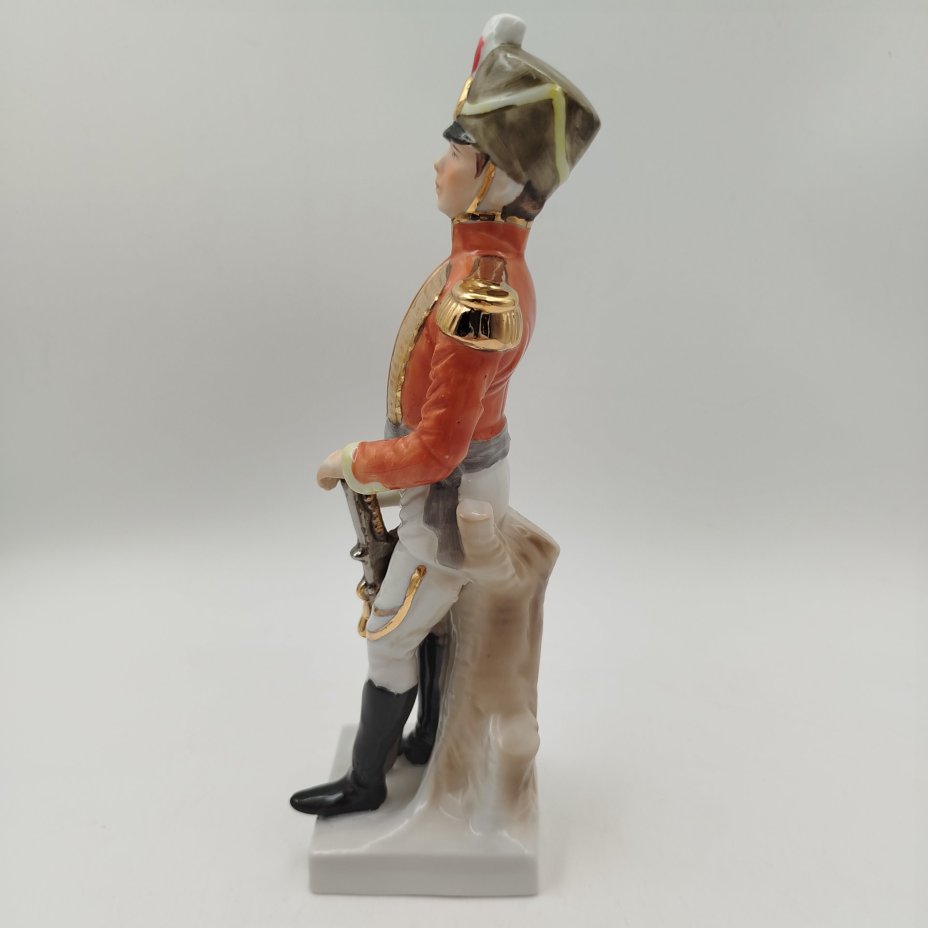 Статуэтка  «Офицер-гусар» ("Officier des Hussards")  из серии "Армия Наполеона", бисквит, роспись, золочение, Западная Европа, 1960-1980 гг.