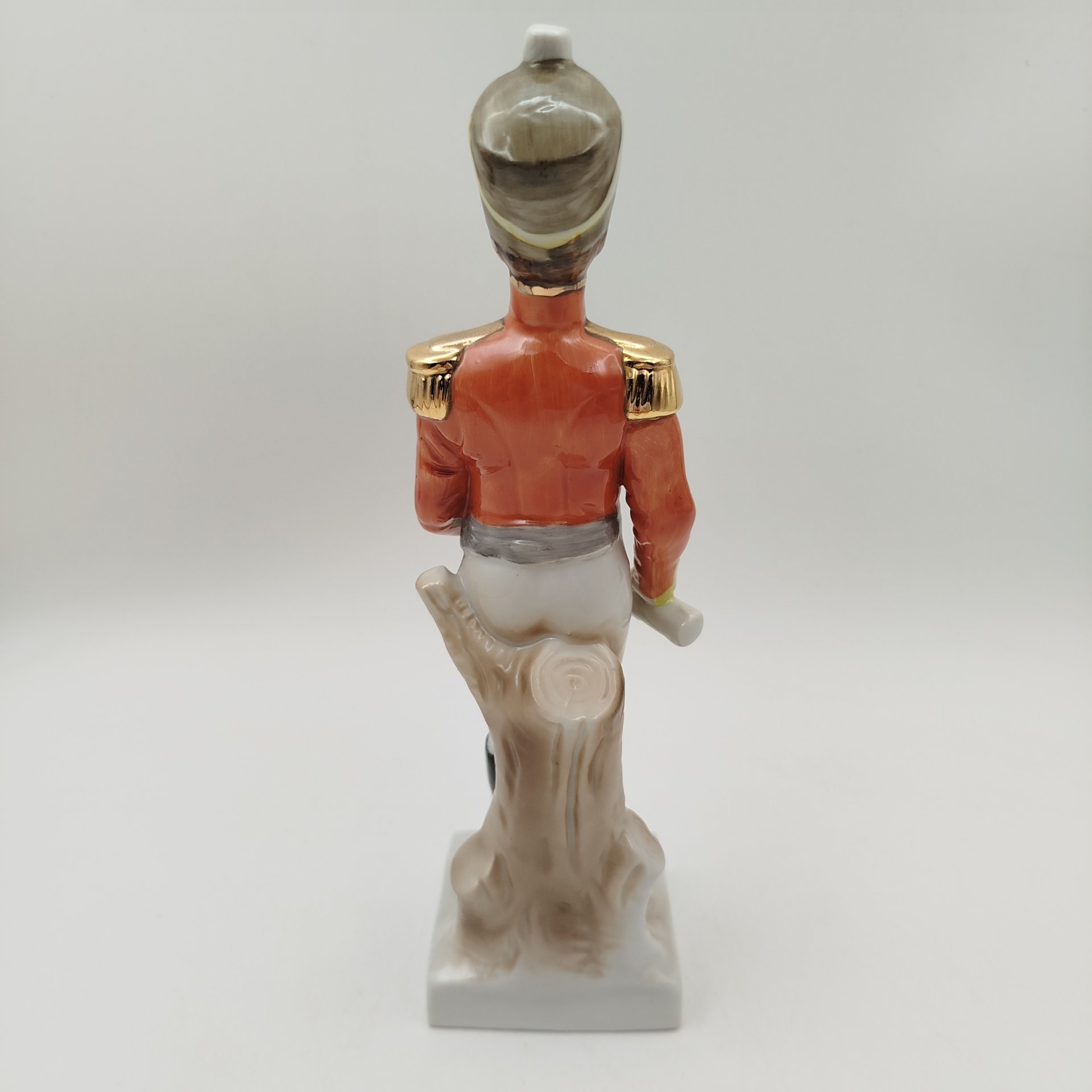 Статуэтка  «Офицер-гусар» ("Officier des Hussards")  из серии "Армия Наполеона", бисквит, роспись, золочение, Западная Европа, 1960-1980 гг.